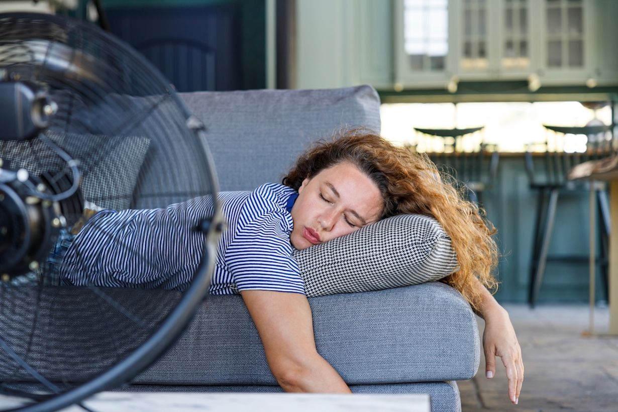 Slapen bij heet weer kan lastig zijn. Foto: Adobe Stock / dragonstock.