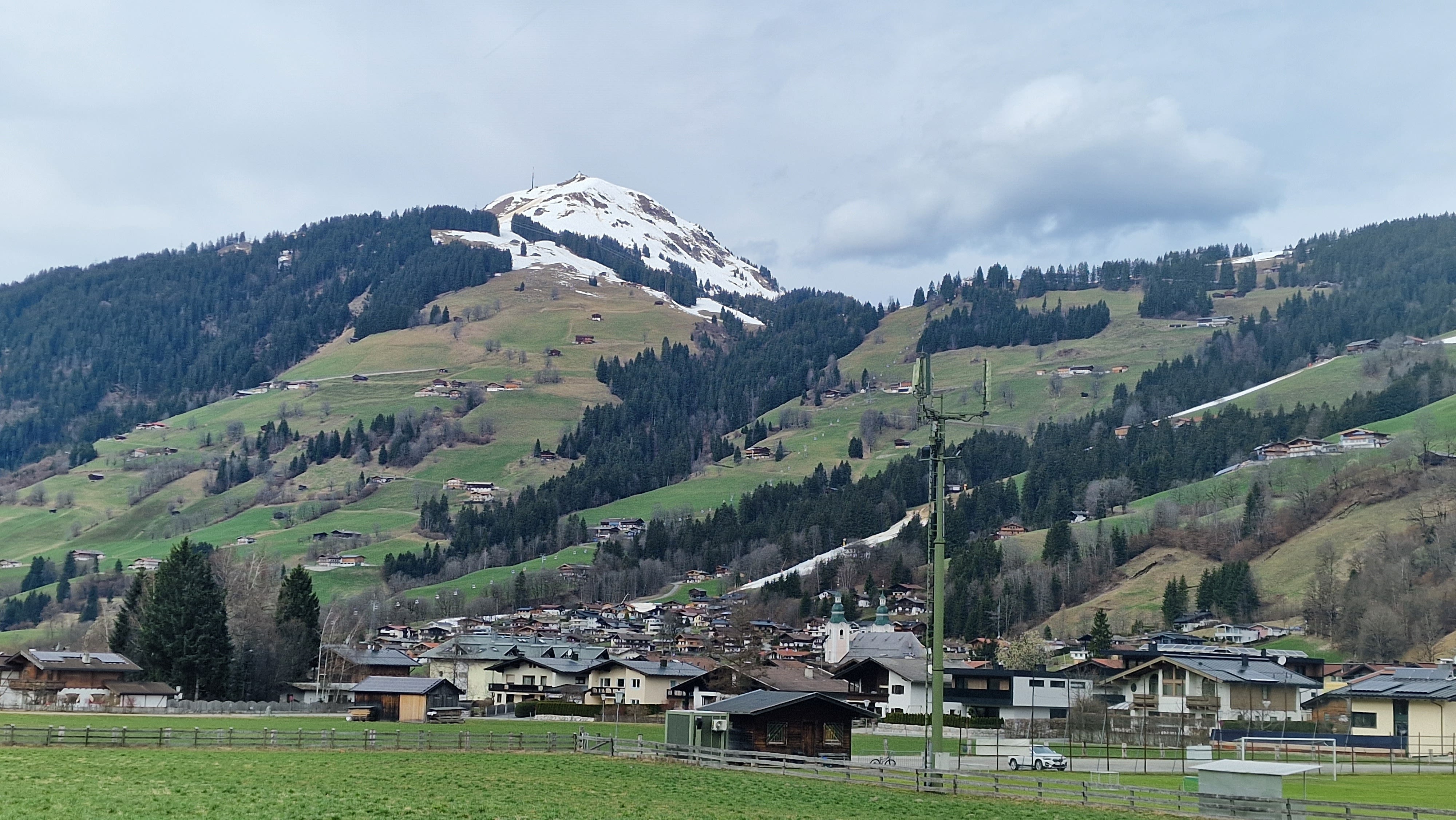 Groene dalen, zoals hier in Brixen im Thale, zijn deze dagen geen uitzondering in de Alpen. Foto: Eric Kromhout