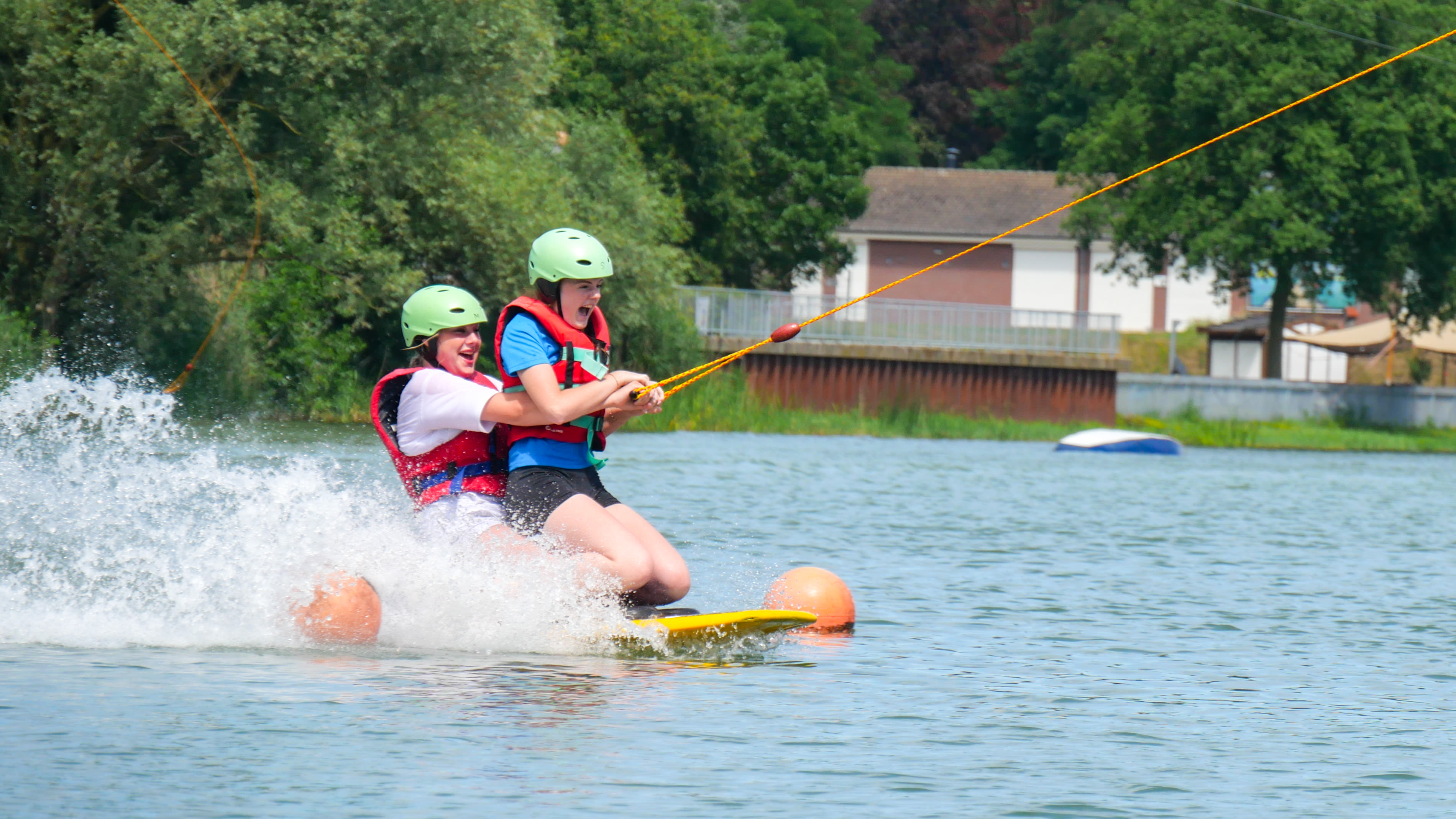 Verkoeling zoeken op het water. Foto: Jos Hebben