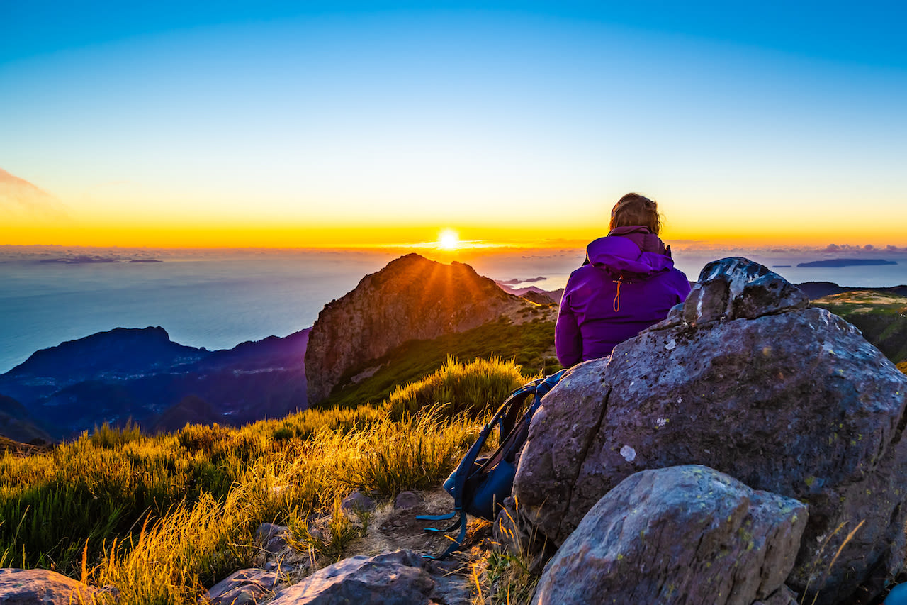 Met een gids kan je een wandeling maken om de zonsopkomst vanaf de berg te zien. Beeld: Adobe Stock / Michael 