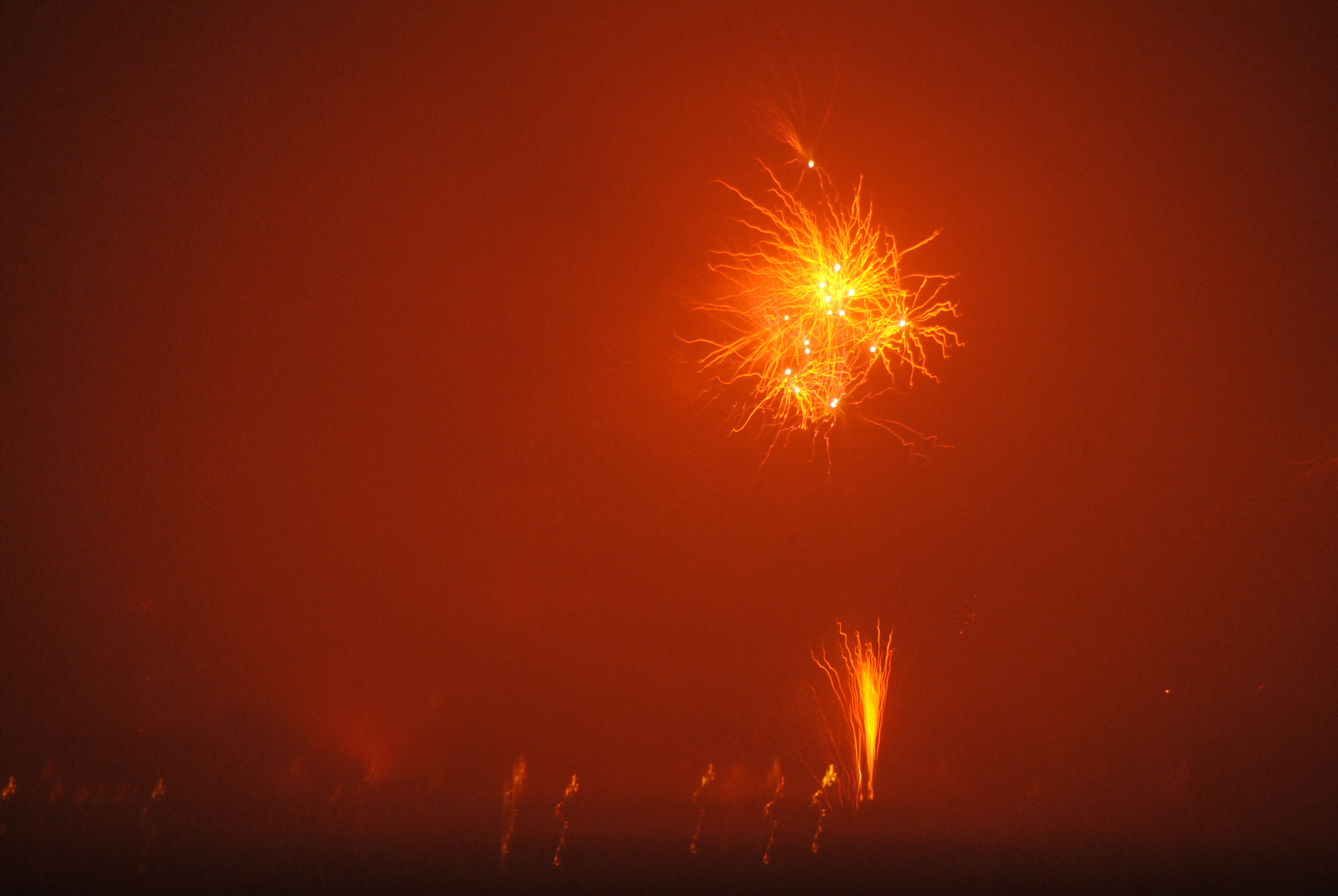 Rode gloed van vuurwerk. Foto: Luuk Gransjean