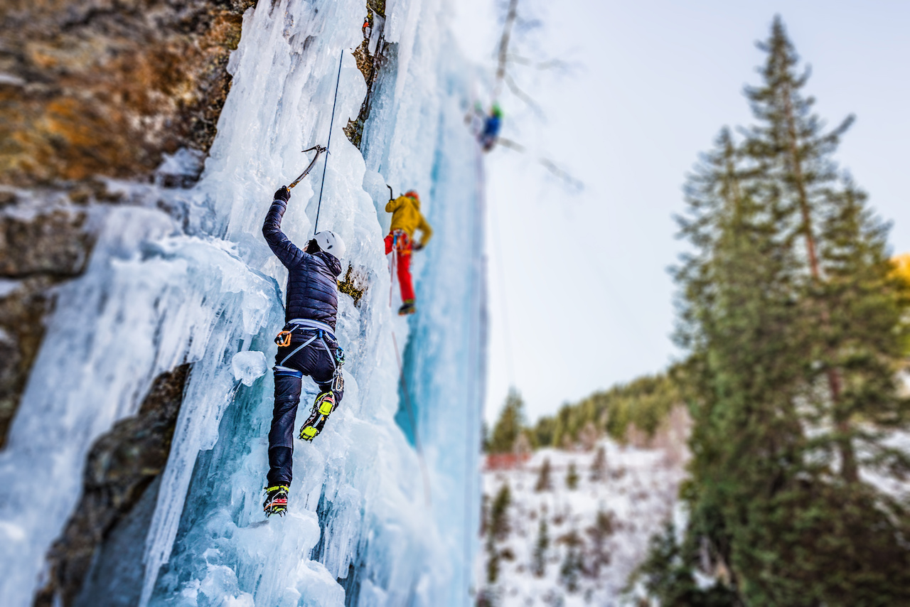 IJsklimmers in de bergen. Foto: Adobe Stock / XtravanT