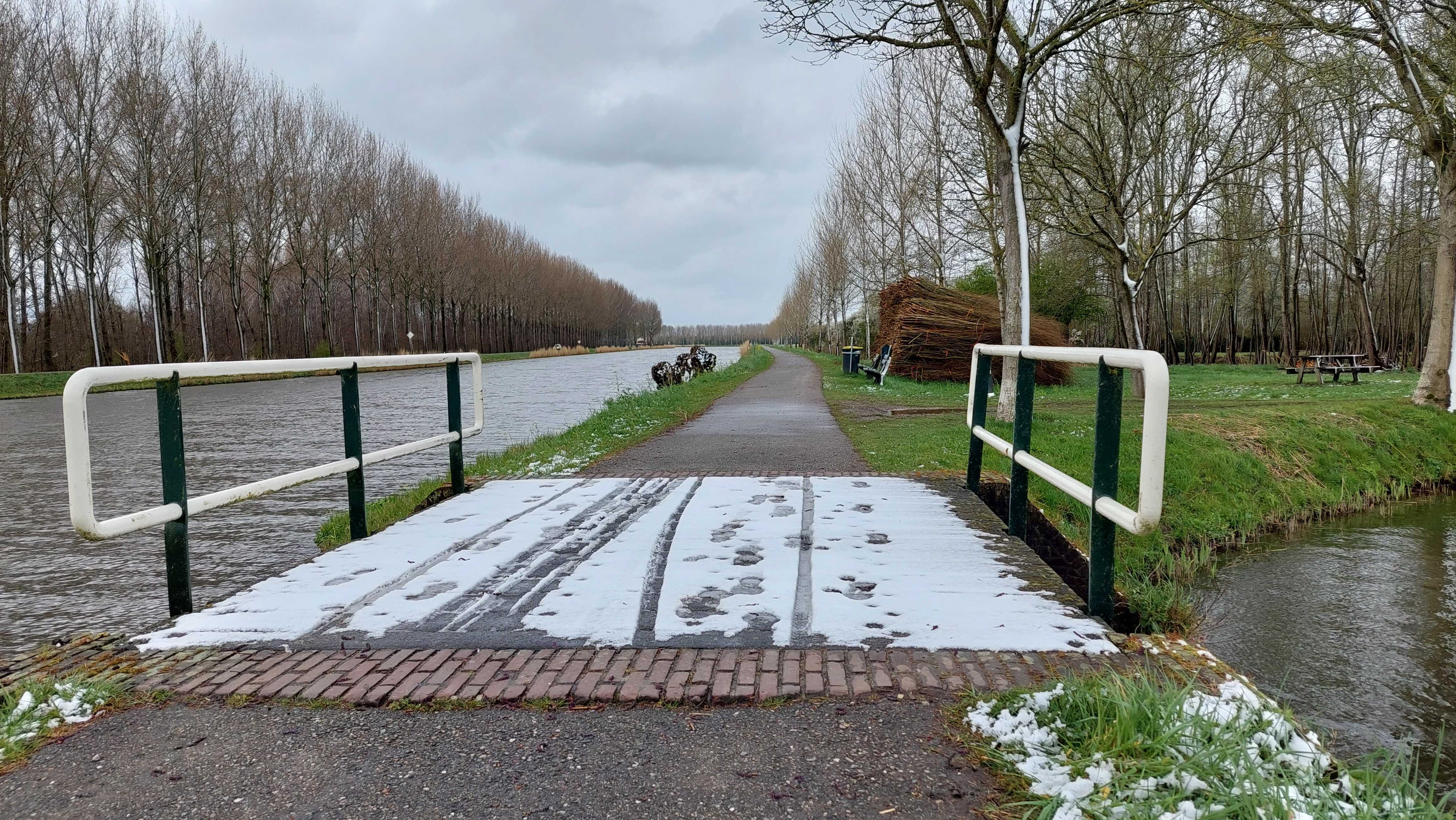 De sneeuw ligt alleen nog op het bruggetje, waar bodemwarmte geen rol speelt. Foto: Marco Verhoef.