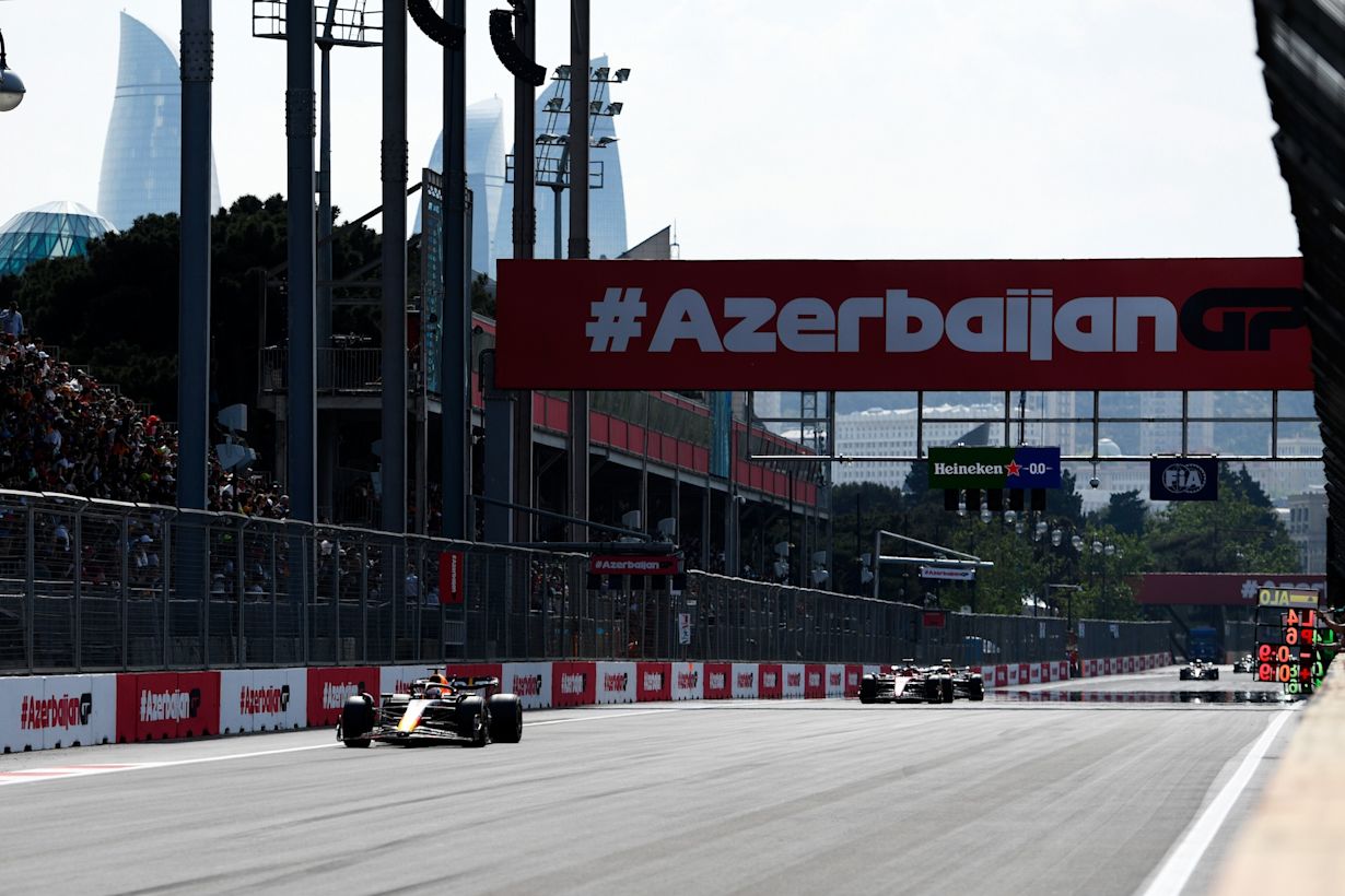 Max Verstappen in de RB19 in Bakoe, Azerbeidzjan in 2023. Foto via redbullcontentpool.com / Rudy Carezzevoli/Getty Images