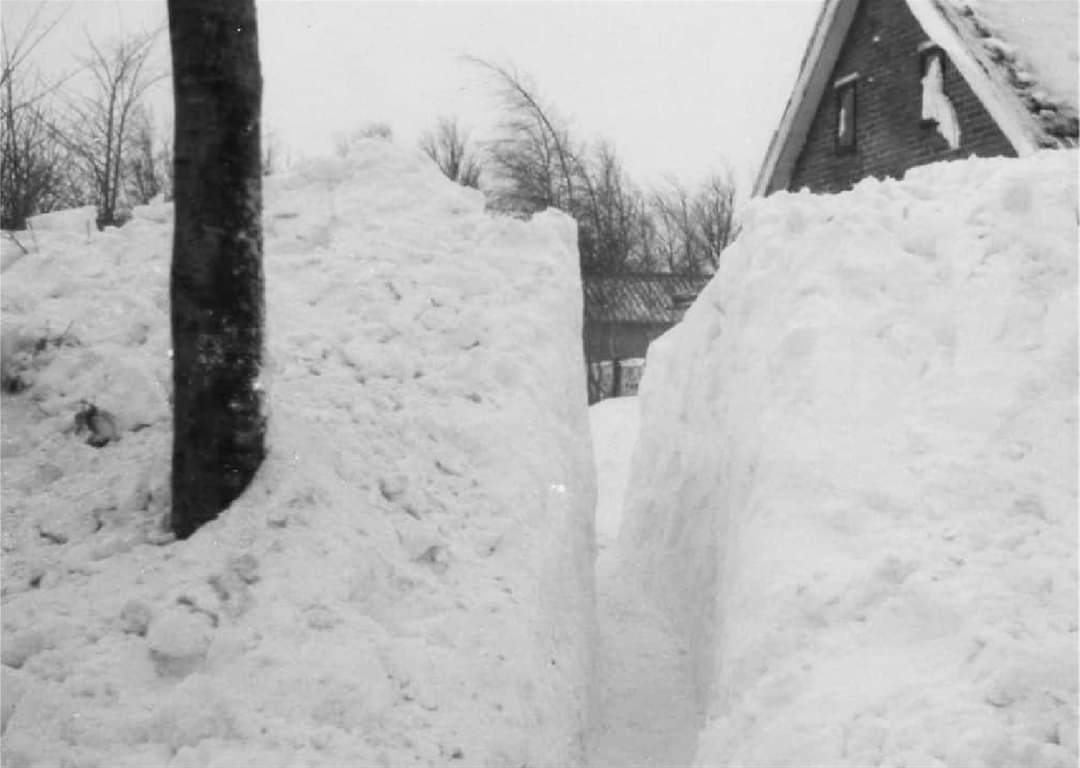 Muren van sneeuw februari 1979. Foto: Jannes Wiersema.