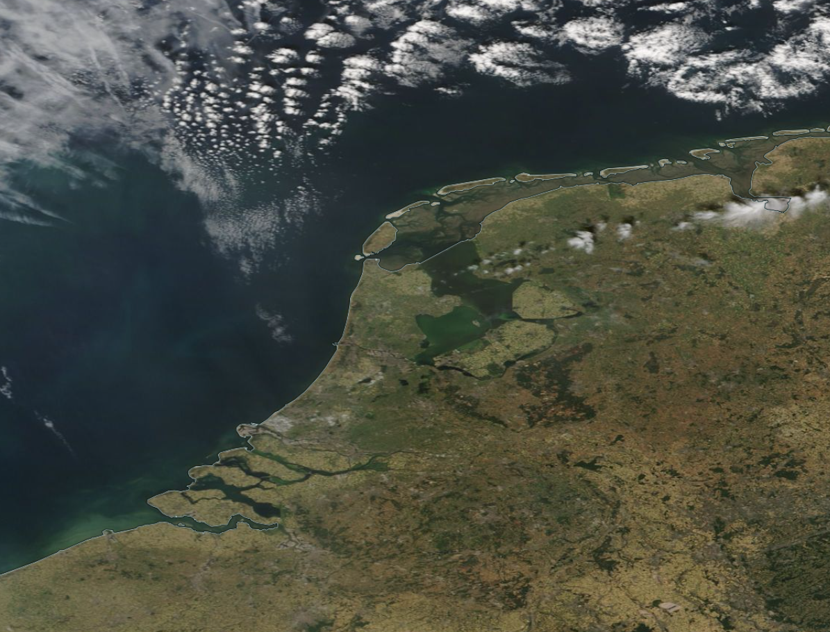 Satellietbeeld van 7 augustus 2018 toont een sterk vergeeld Nederland. Foto: NASA.