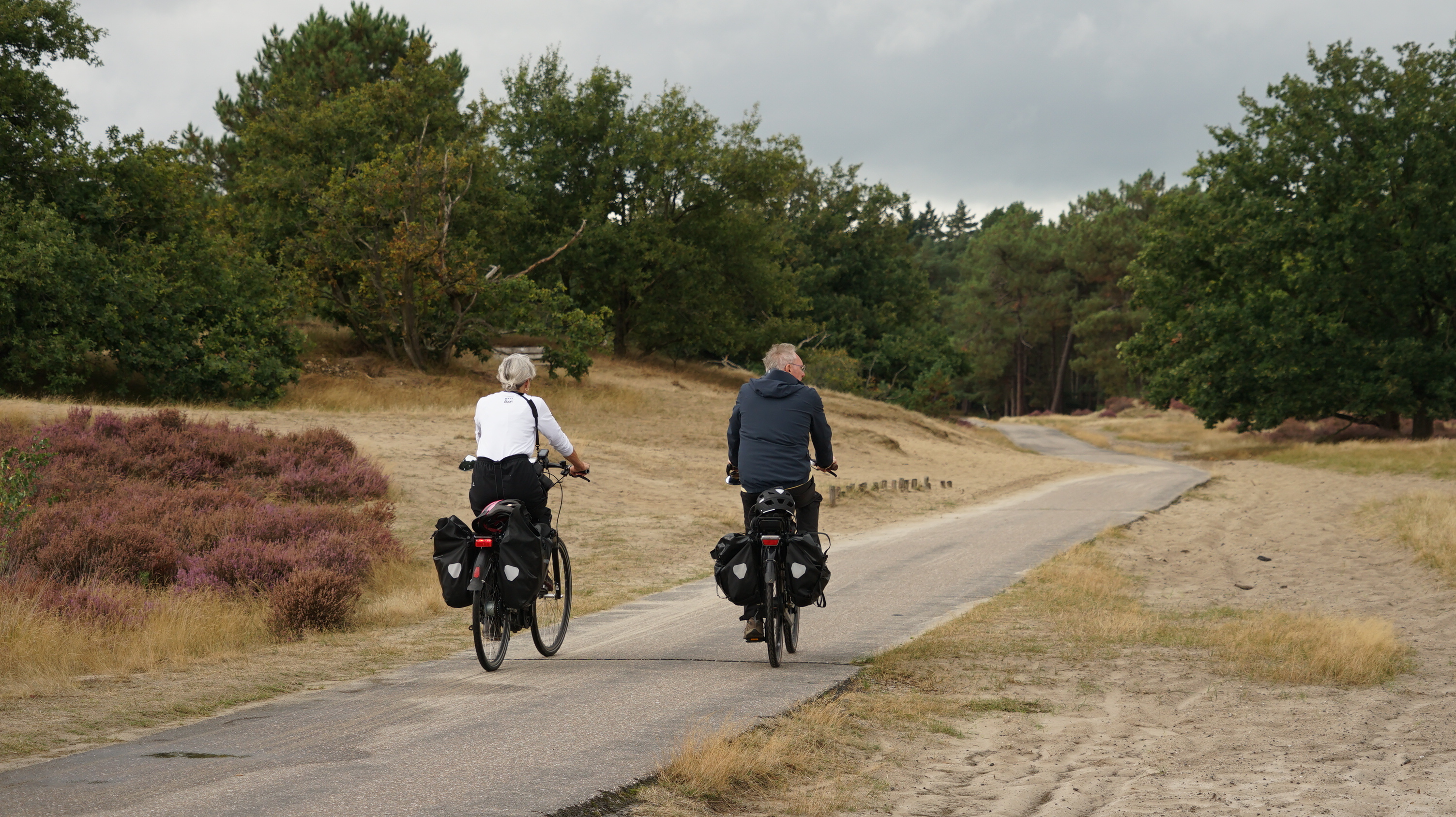 Vaak kun je prima zonder poncho fietsen dit weekend! Foto: Toon Boons