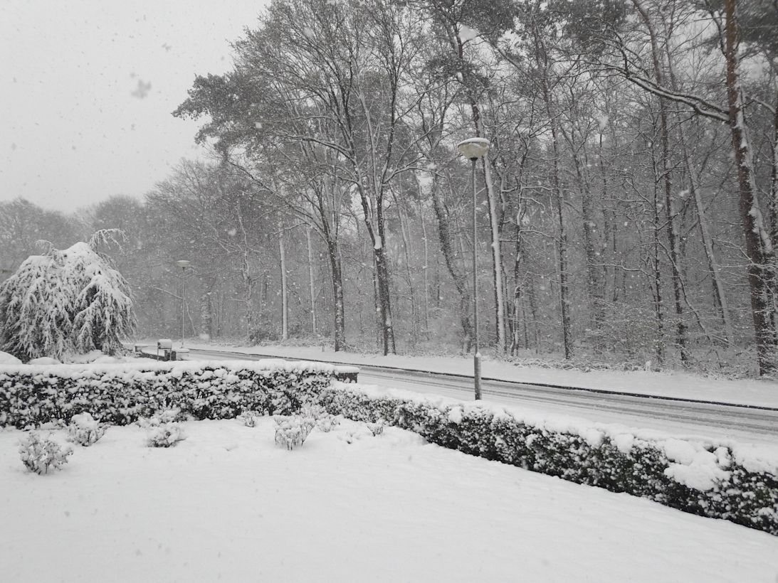 Veel sneeuw en sneeuwval op dag in april