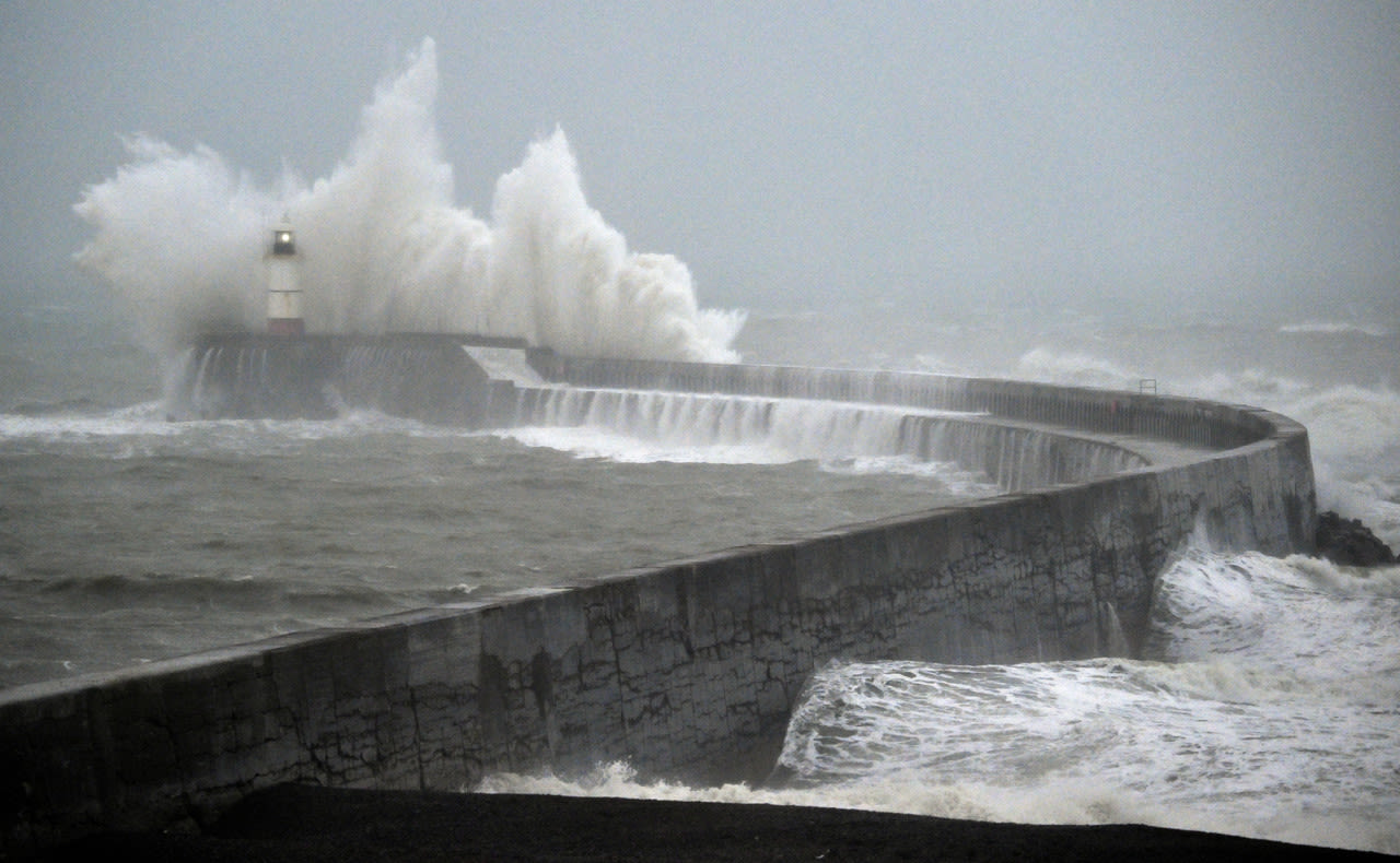 Flinke golven door storm Austen. Foto: GLYN KIRK / AFP / ANP