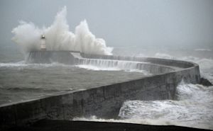 Storm Austen veroorzaakt stroomuitval in Frankrijk en Engeland