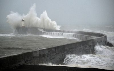 Storm Austen veroorzaakt stroomuitval in Frankrijk en Engeland