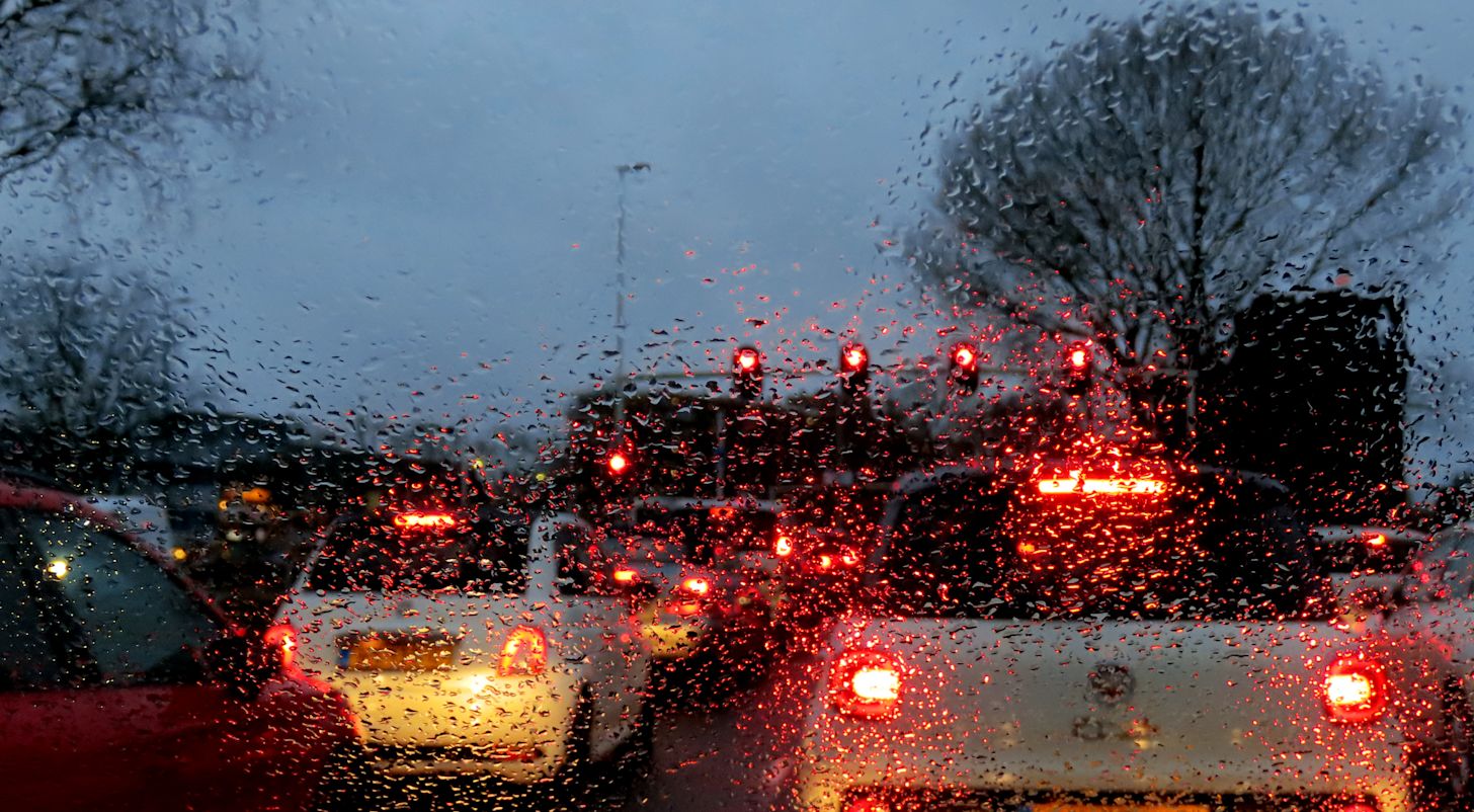 Regen tijdens de spits. Foto: Gieny Westra.