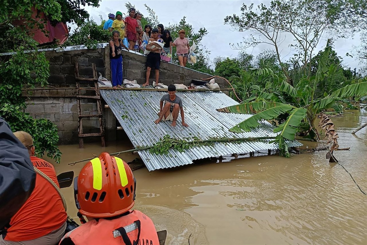 Mensen worden geëvacueerd door tropische storm Trami. Foto: 