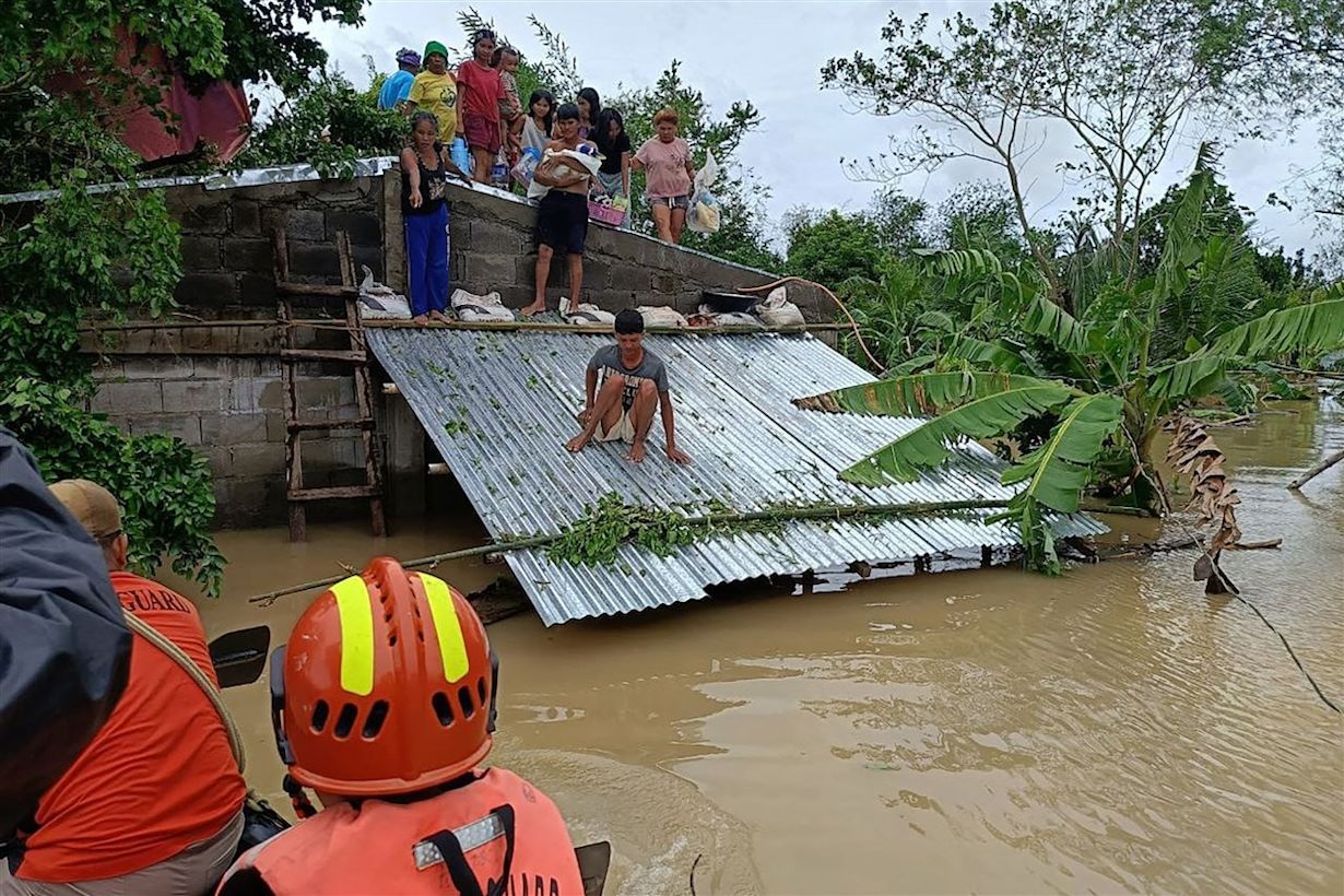 Mensen worden geëvacueerd door tropische storm Trami. Foto: