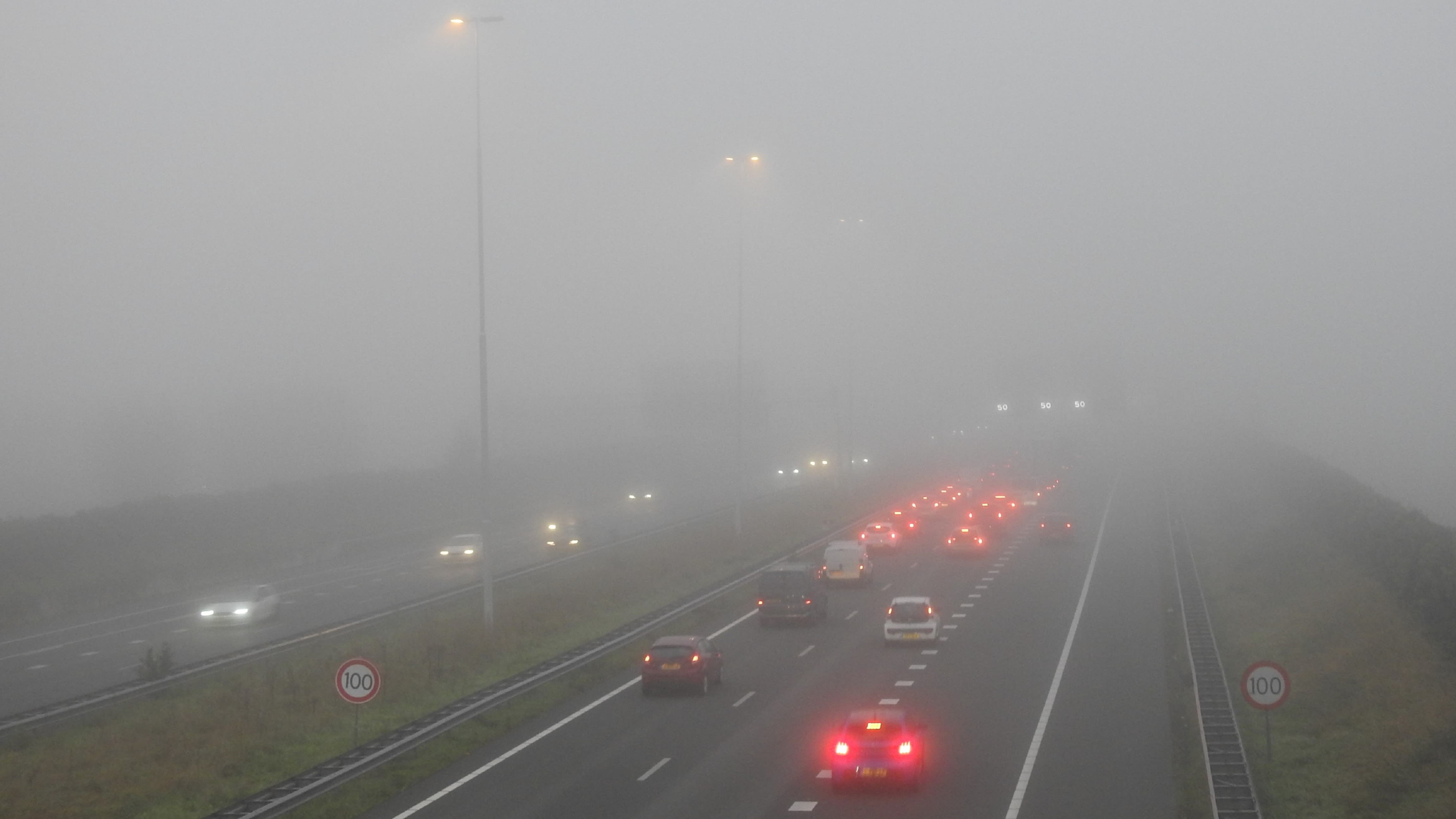 Wanneer het zicht plots verminderd ontstaan vaak snel lange files. Foto: Pia Legerstee.