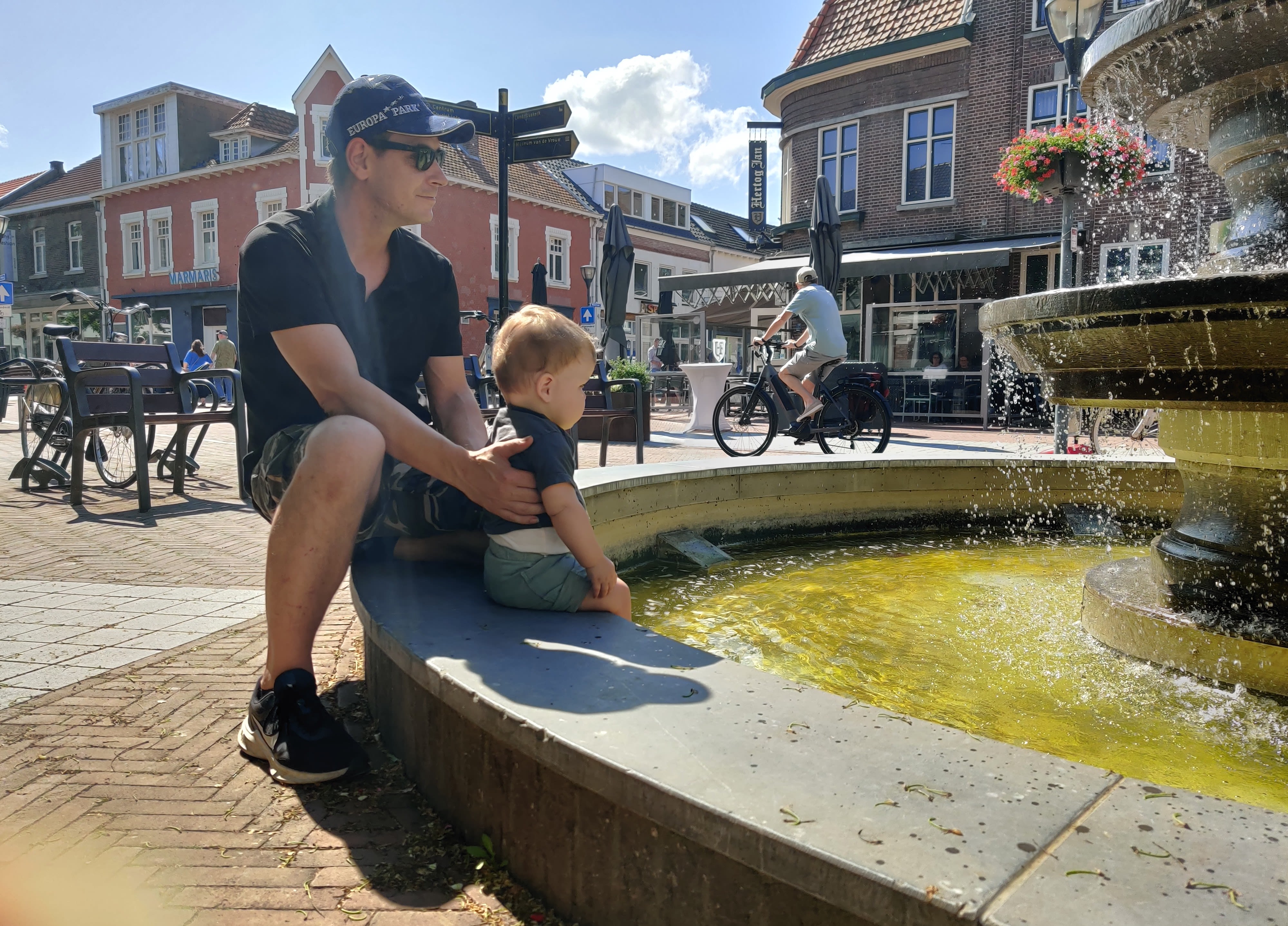 Verkoeling zoeken bij de fontein in Echt (Limburg). Foto: Roos Vaessen. 