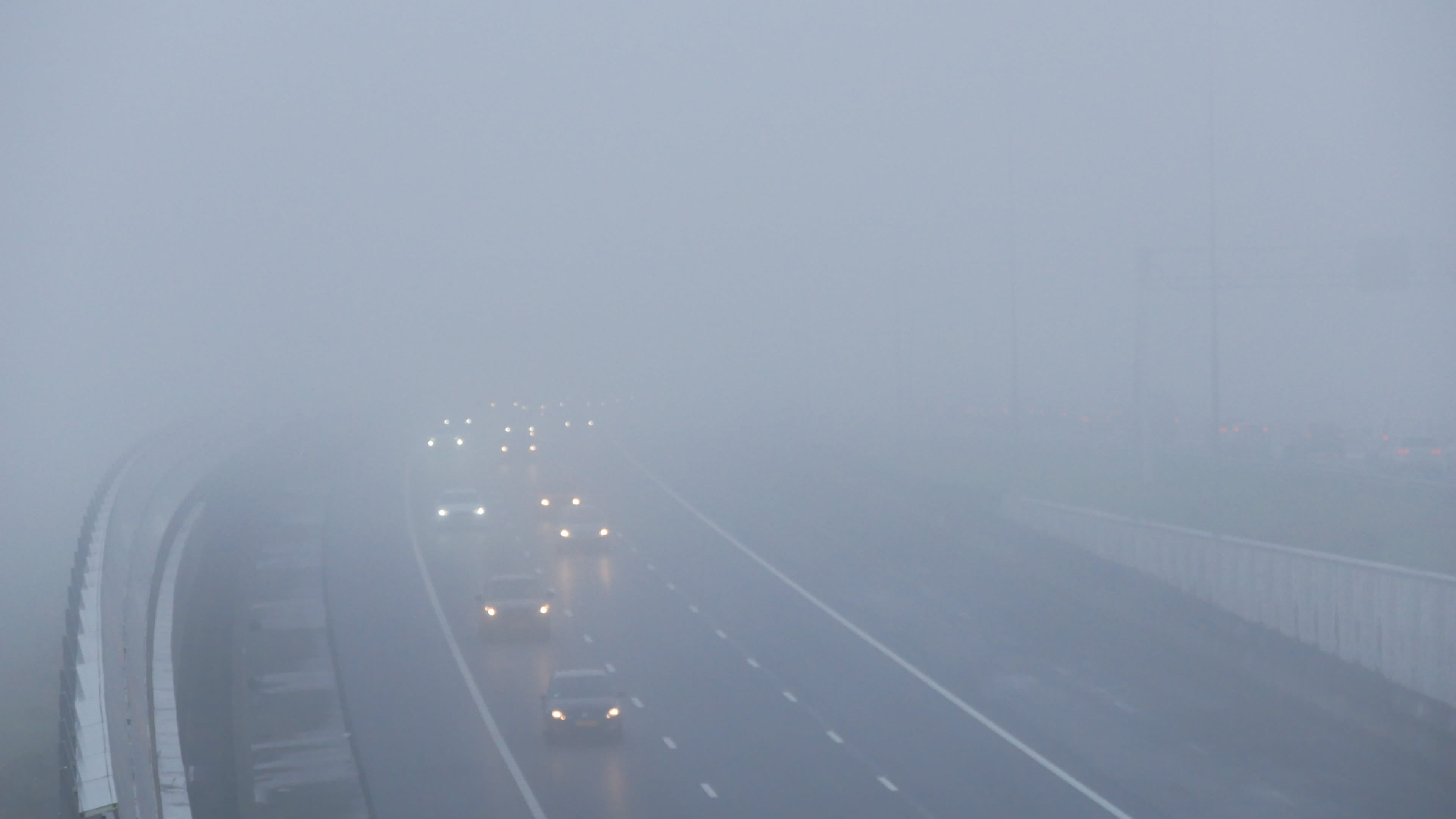 Dichte mist kan hinder veroorzaken in het verkeer. Foto: Ton Wesselius
