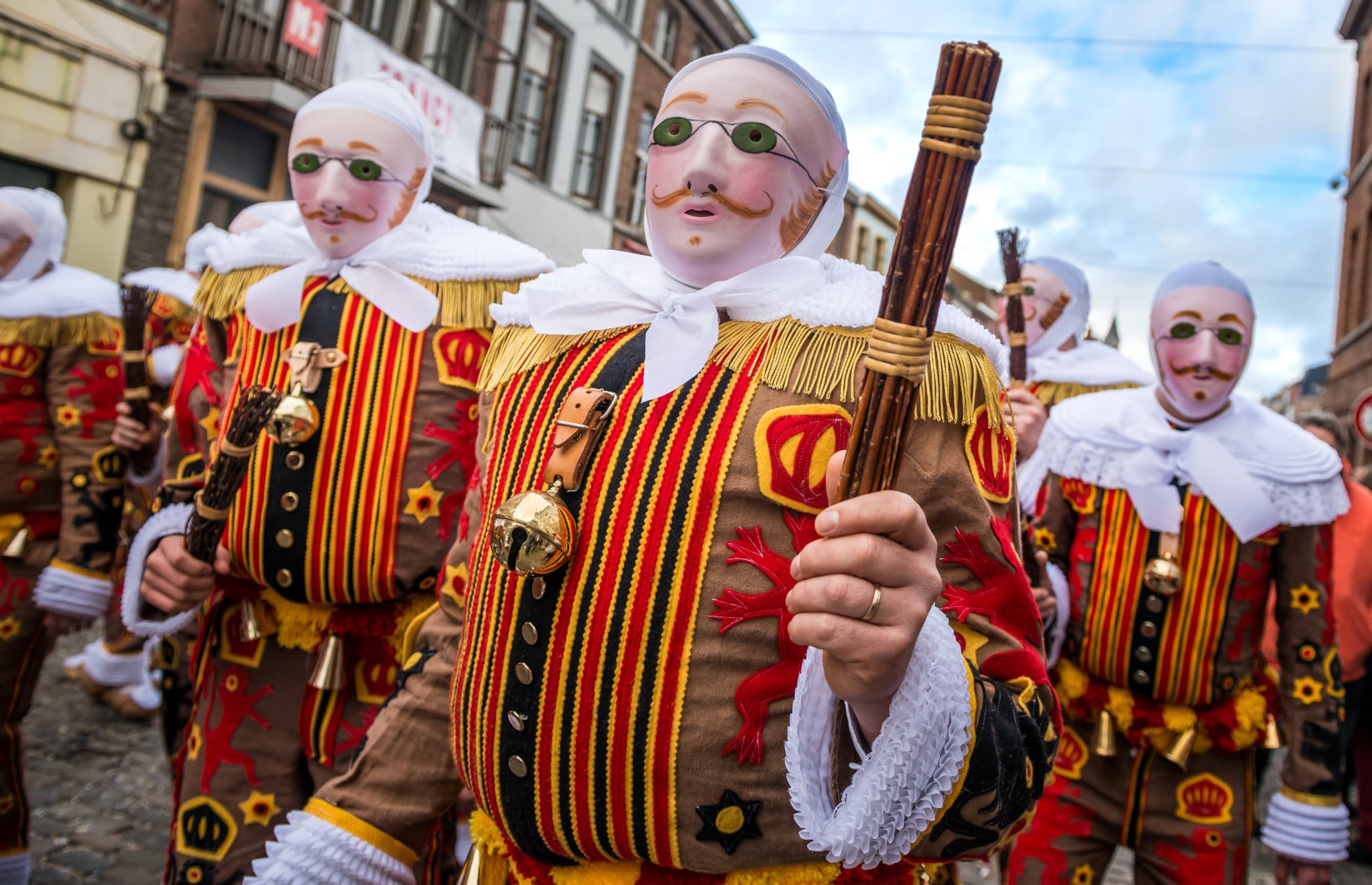 Gilles zijn folkloristische personages die jaarlijks in Binche te vinden zijn. Foto: Adobe Stock / Didier Laurent