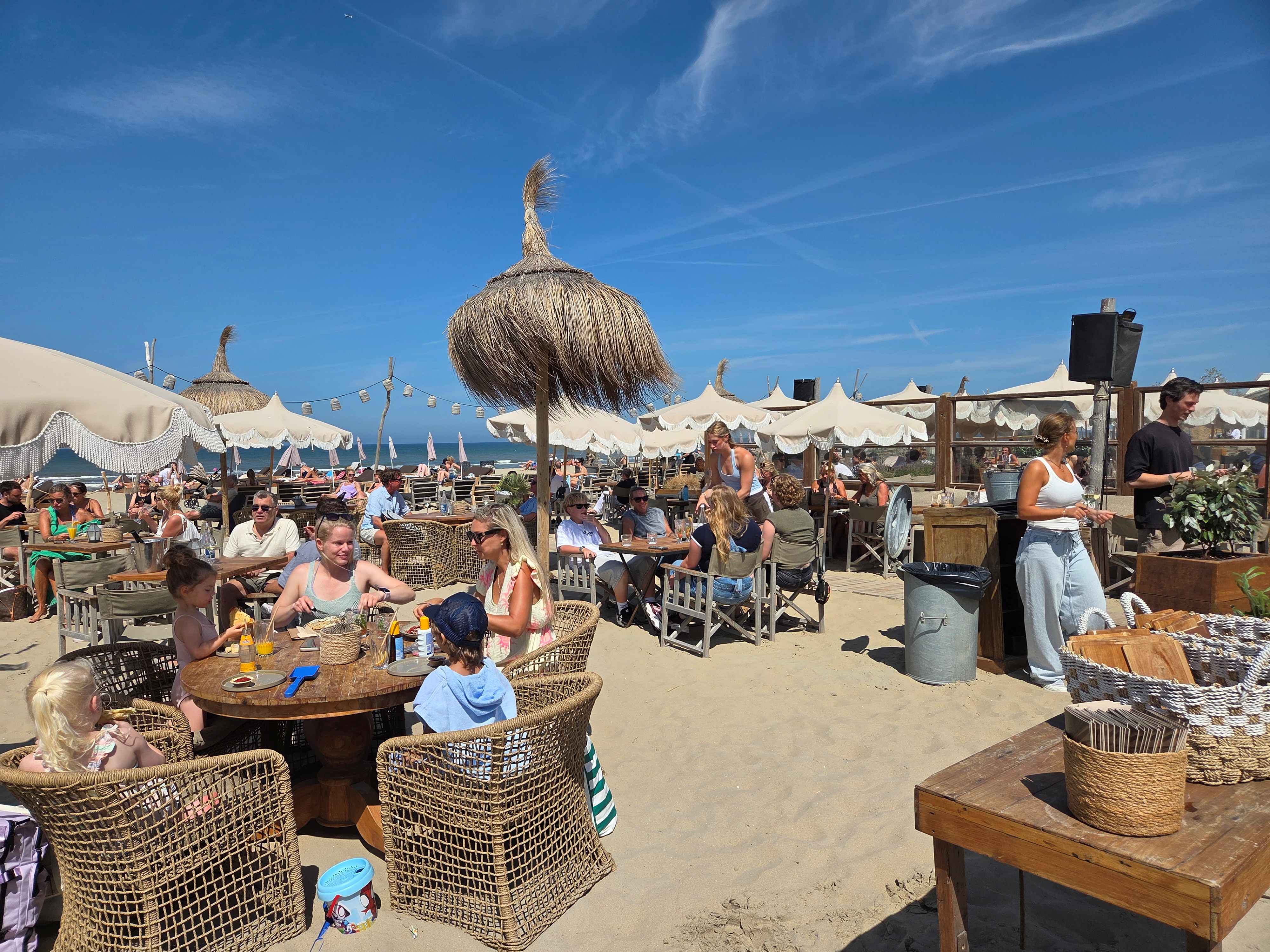 Drukte op een strandtent. Foto: Irma Booij