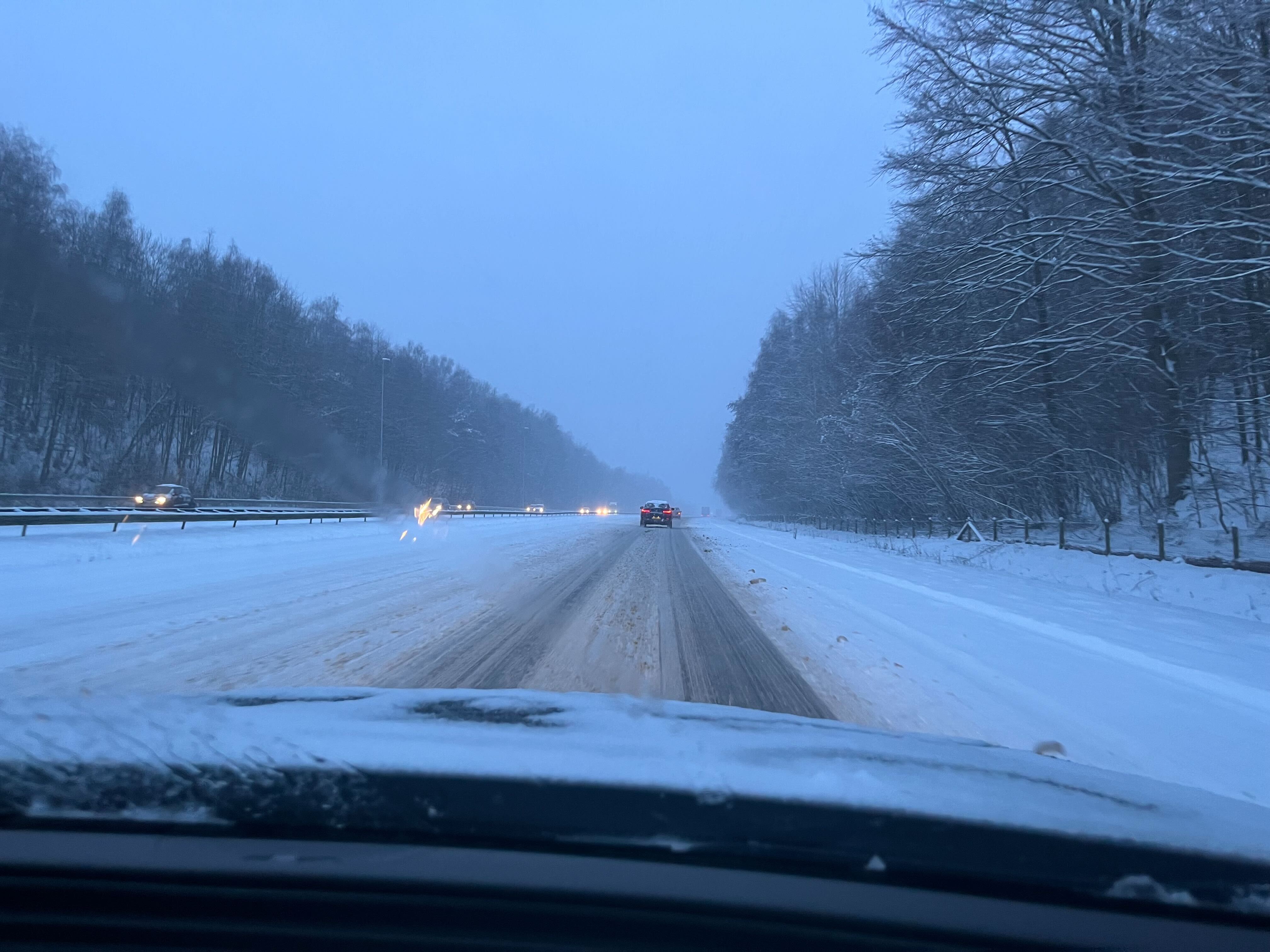 It is snowing too hard to keep the highways passable.  The right lane can be driven at 30 km per hour.  Photo: Berend van Straaten.