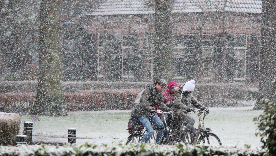 Fietsen door (natte) sneeuw Foto: Martin Vye