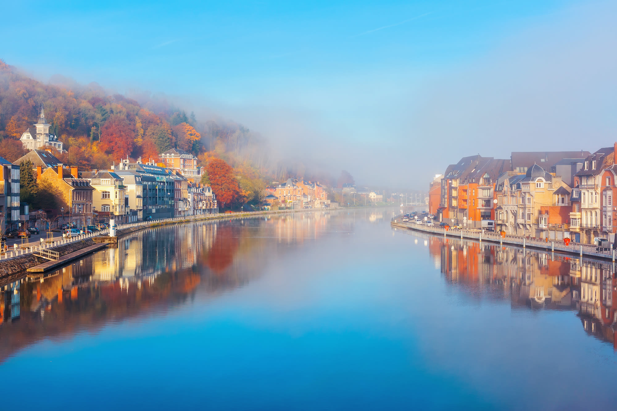 Mist en herfstkleuren in Dinant, België. Foto: AdobeStock / tiana__lima__