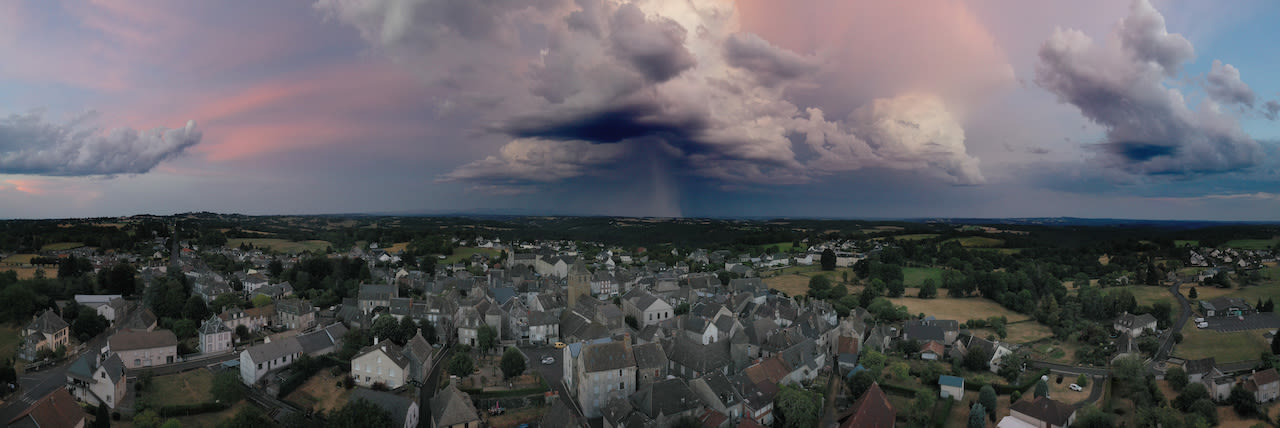 Buien boven de Auvergne. Foto: Adboe Stock / Avirex