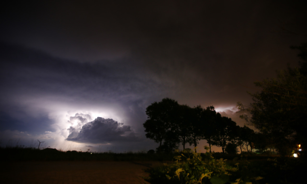Vooral in het oosten kwam het bij enkele buien tot onweer. Foto: ANP/Catrinus van der Veen