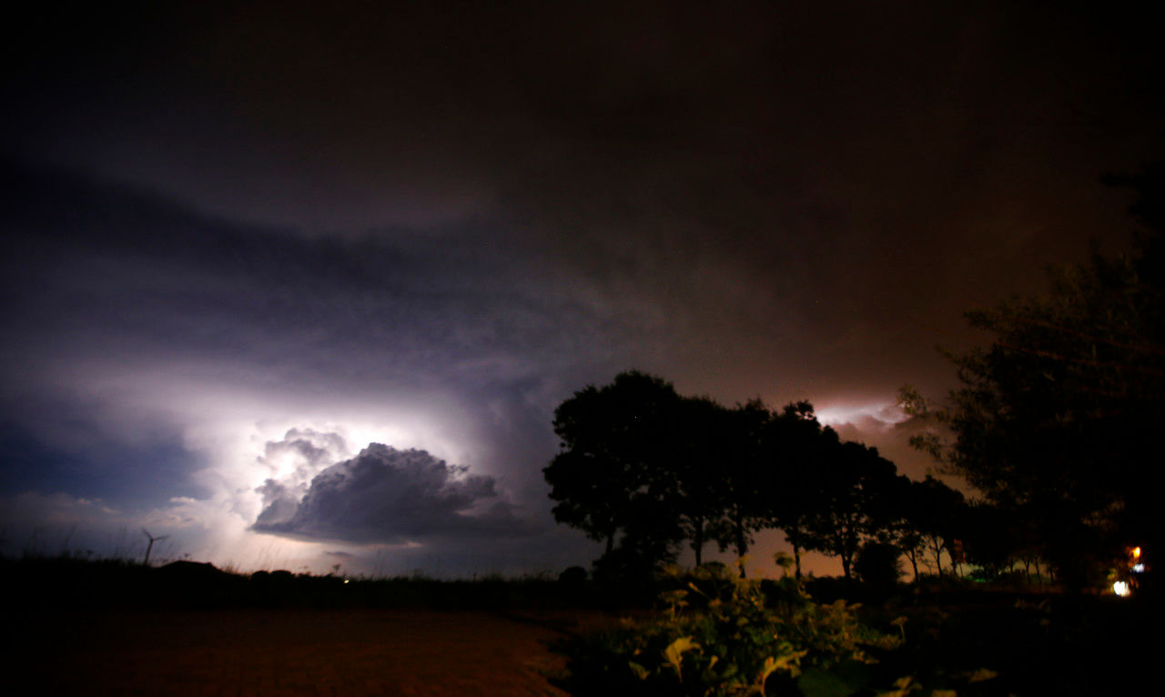 Vooral in het oosten kwam het bij enkele buien tot onweer. Foto: ANP/Catrinus van der Veen
