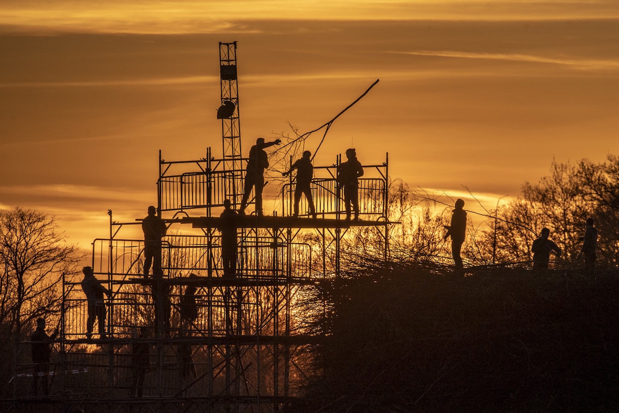 Paasvuurbouwers aan het werk in het buurtschap Espelo. Foto: ANP / Vincent Jannink.