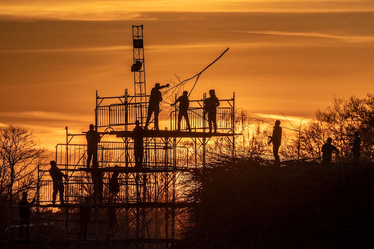 Paasvuurbouwers aan het werk in het buurtschap Espelo. Foto: ANP / Vincent Jannink.
