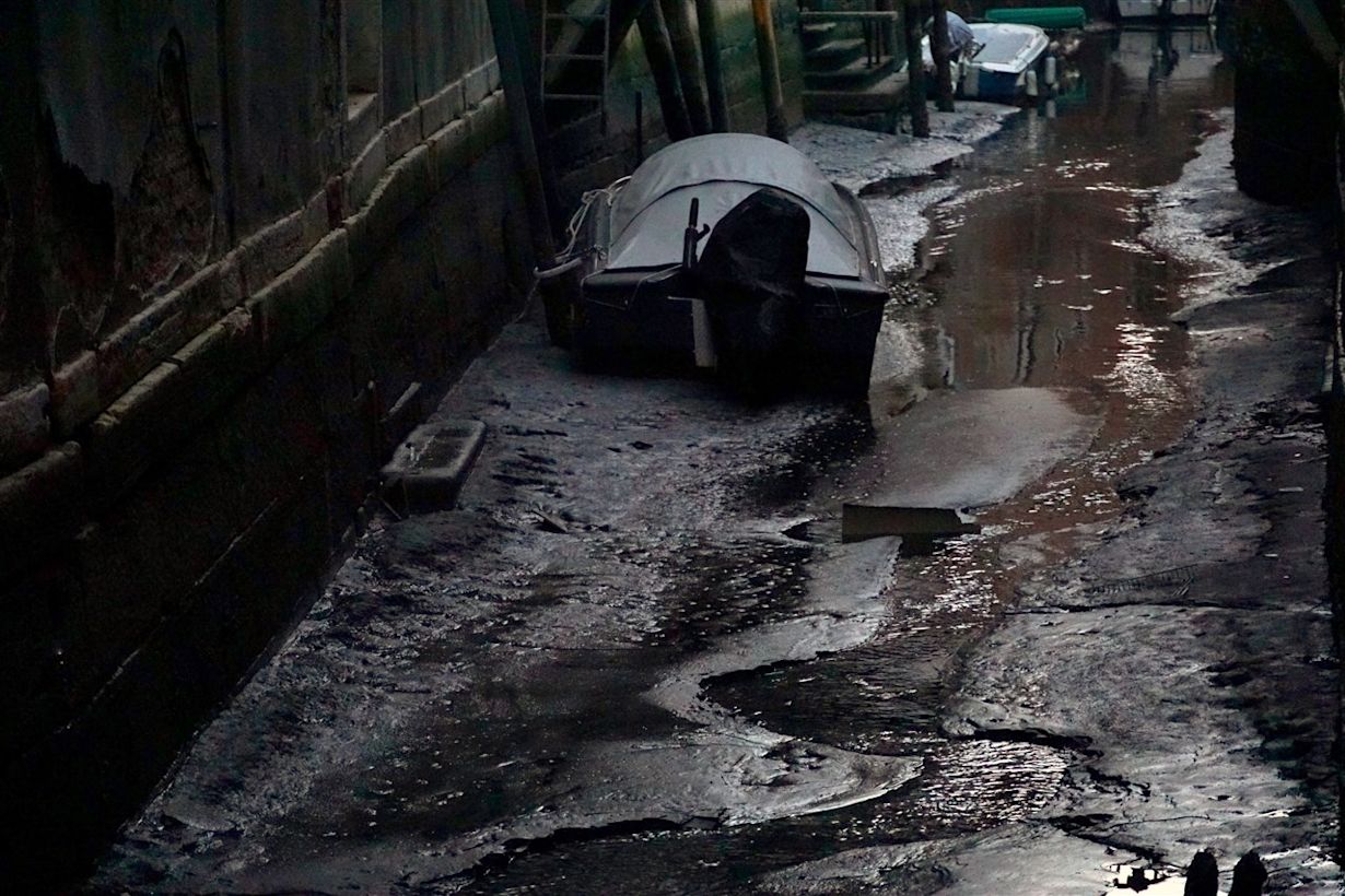 De kanalen in Venetië vallen bijna helemaal droog. Foto: ANP / EPA/ Andrea Merola