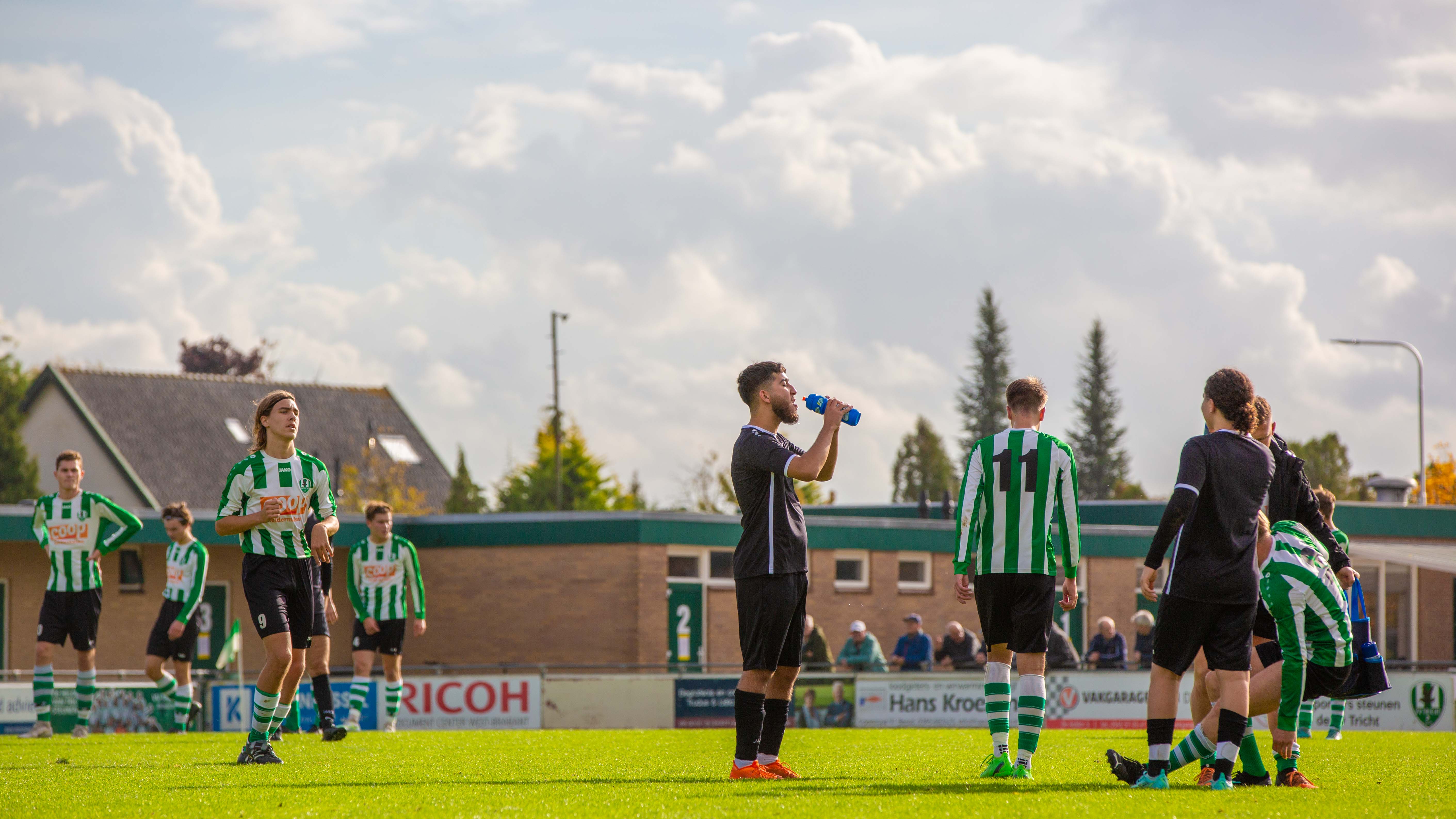 Drinkpauzes zijn uiterst belangrijk op een warme voetbaldag. Foto: Ab Donker