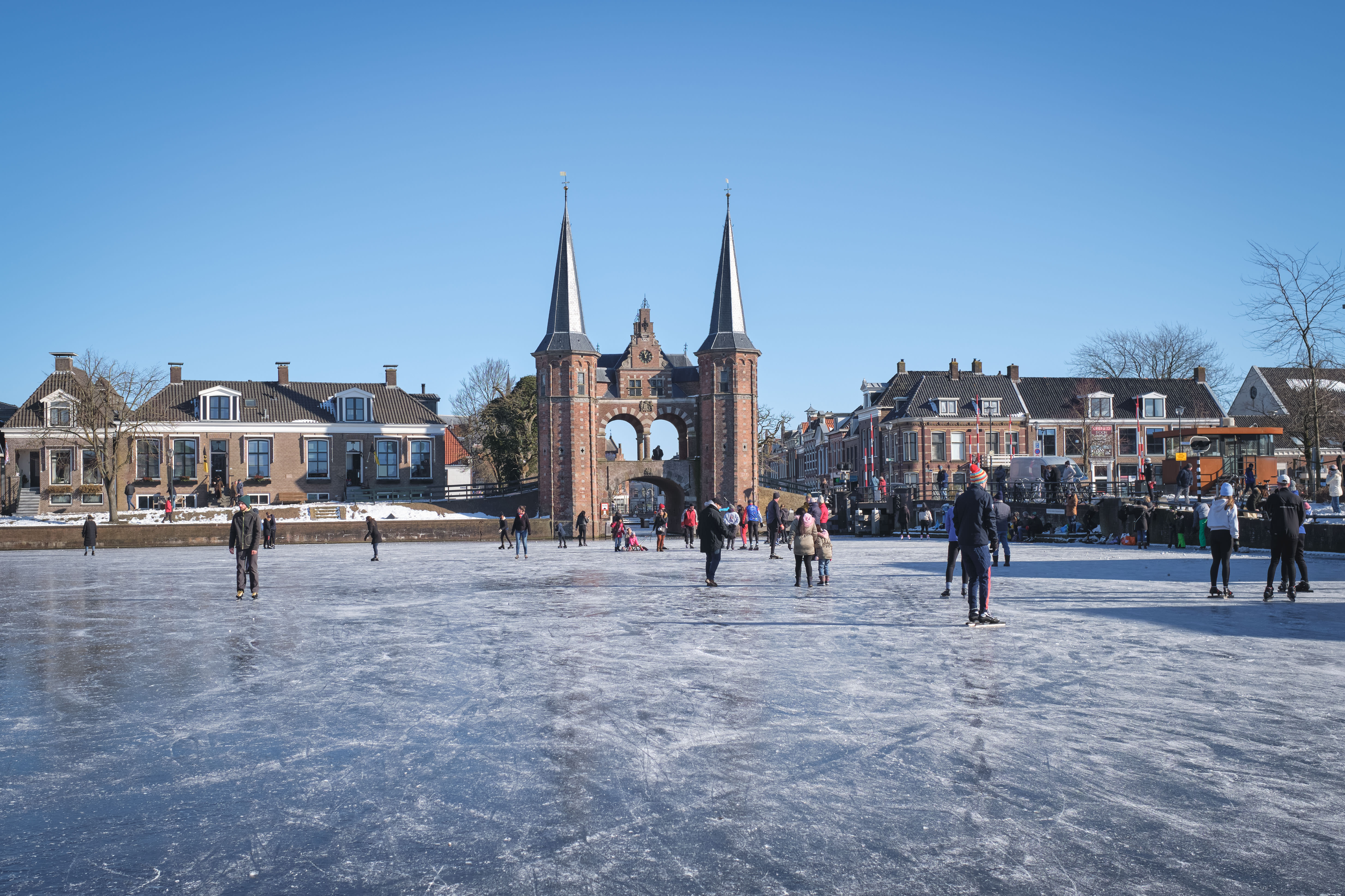 In Februari 2021 kon er op uitgebreide schaal geschaatst worden. Zo ook hier in Sneek, één van de plaatsen waar de Elfstedentocht normaal gesproken langskomt. Foto: Jolanda Siemonsma