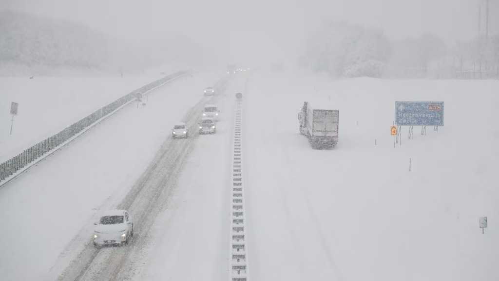 De A32 in Friesland sneeuwt momenteel helemaal onder. Bron: Rijkswaterstaat.