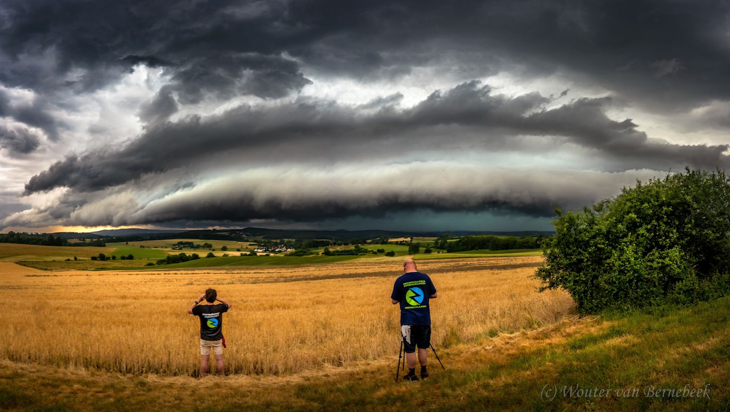 Naderend onweer in de Eifel (Wouter van Bernebeek)