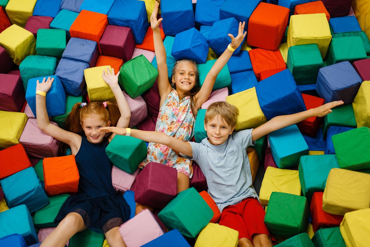 Kinderen in een indoor speeltuin. Foto: Adobe Stock / Nomad_Soul