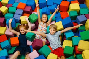 Wat te doen met kinderen als het regent? Ga naar een indoor speeltuin