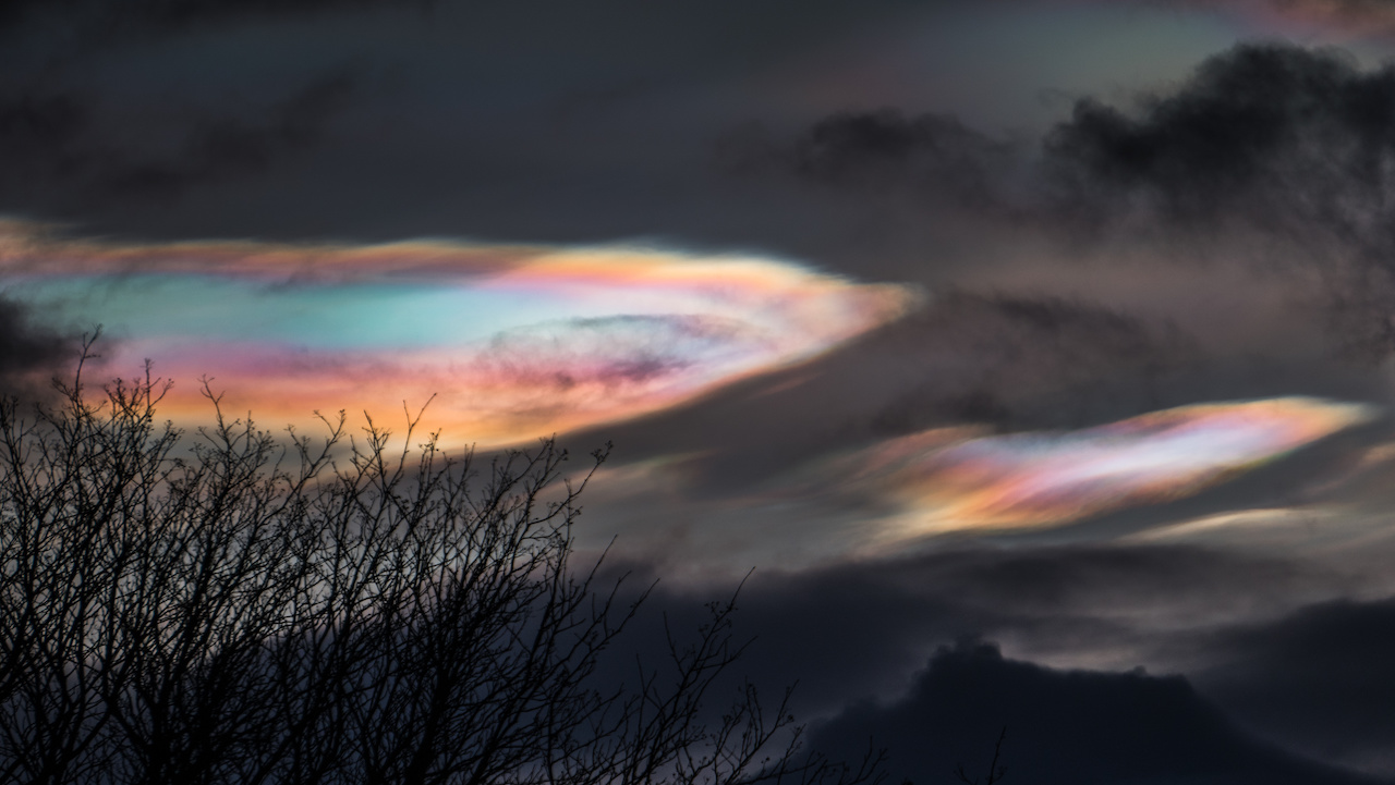 Scherpe overgang parelmoerwolken en donkere lucht. Foto: Adobe Stock / Meike Kathrin 