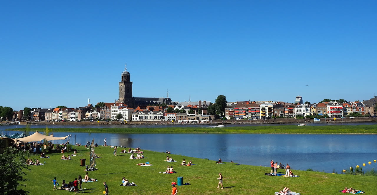 Verkoeling zoeken aan de IJssel in Deventer.
Foto: Jan Simmes