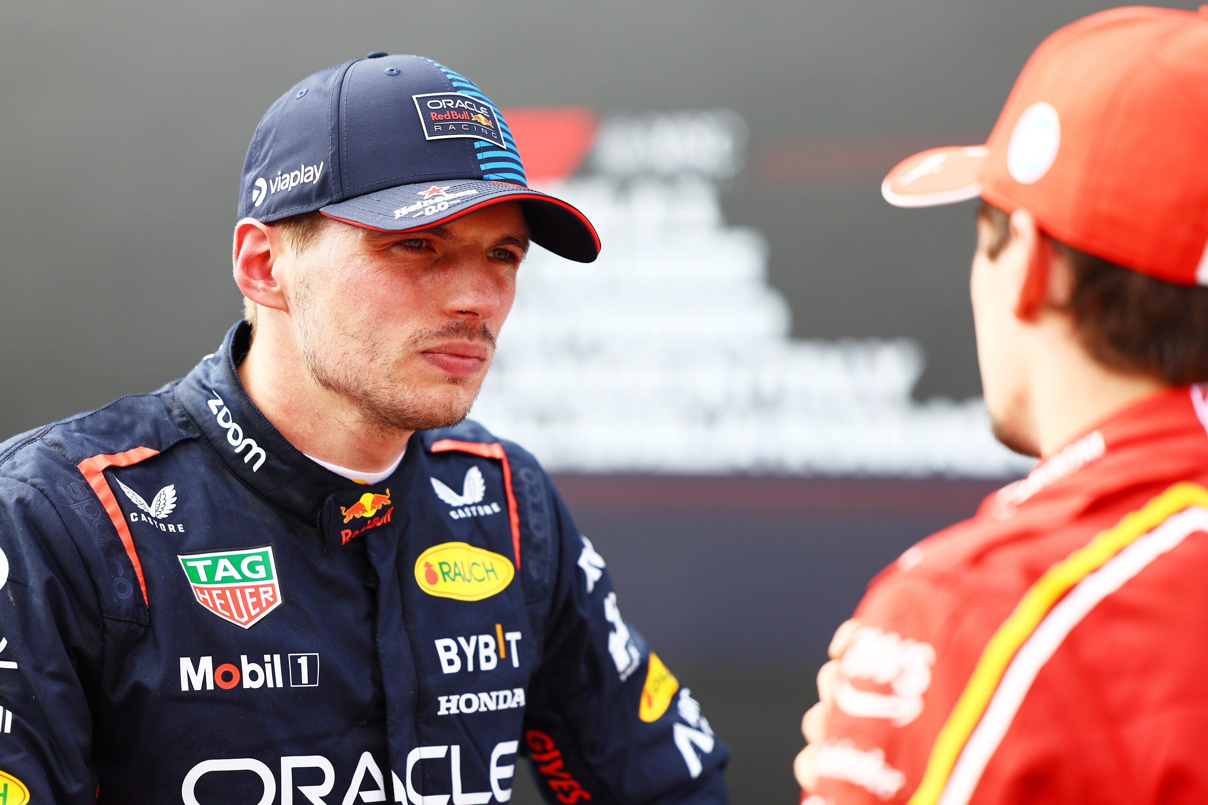 Max Verstappen en Charles Leclerc. Foto via redbullcontentpool.com / Mark Thompson/Getty Images