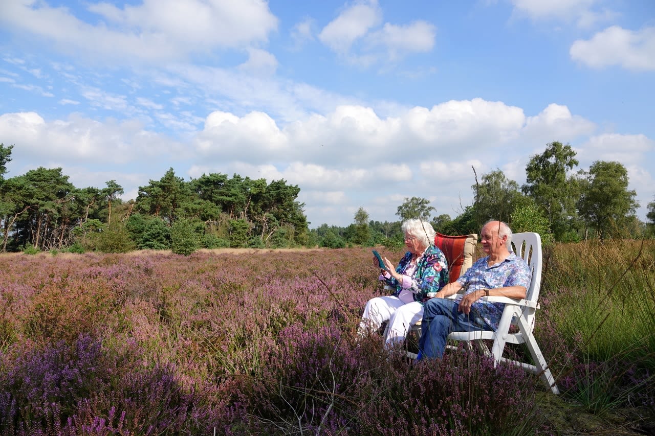 Genieten van het (na)zomerweer op de bloeiende heide. Foto: Ben Saanen.