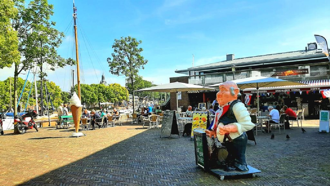 Vooral zondag is het prima weer voor een terrasje. Foto: Ab Donker