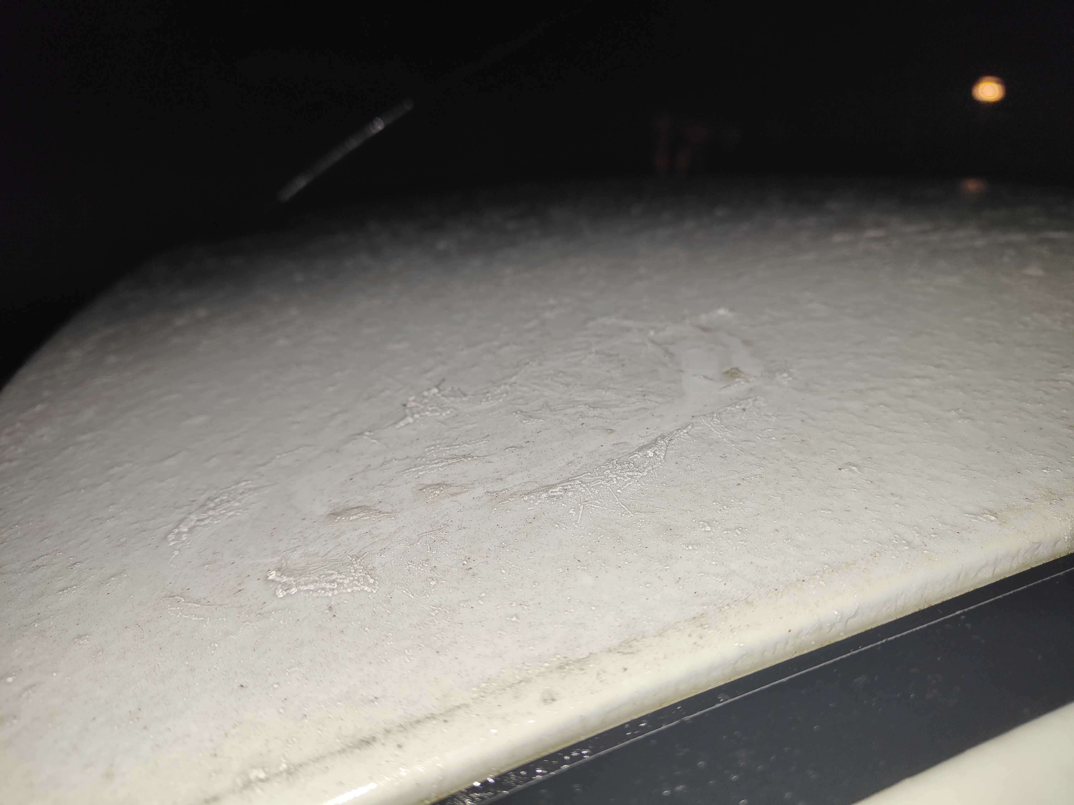 Regen en ijs op een auto in Utrecht