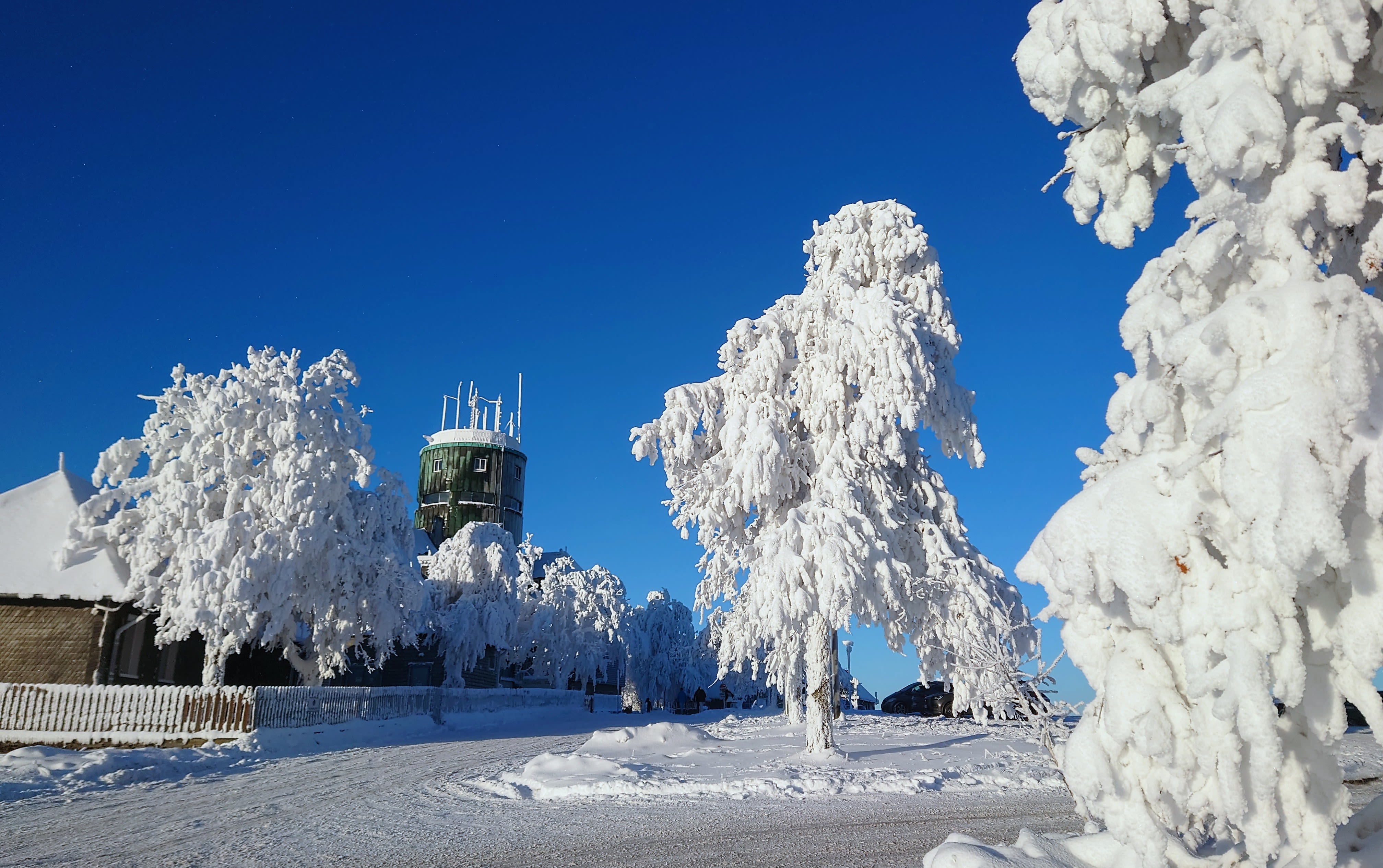 Volop winterse condities op de top van een heuvel in het Sauerland. Foto: Wouter van Bernebeek (december 2022)
