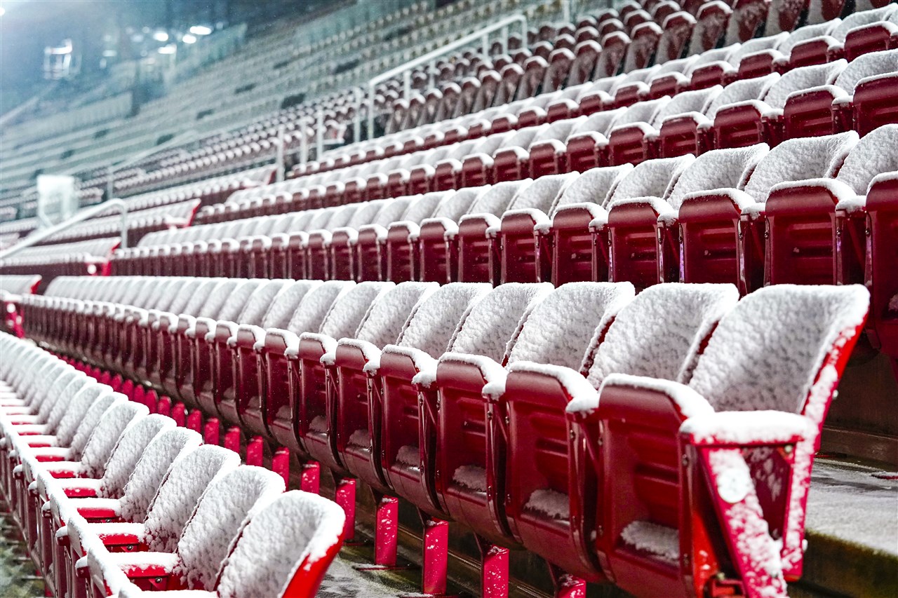 Sneeuw op stoeltjes in AFAS stadion in Alkmaar. Foto: ANP ED VAN DE POL
