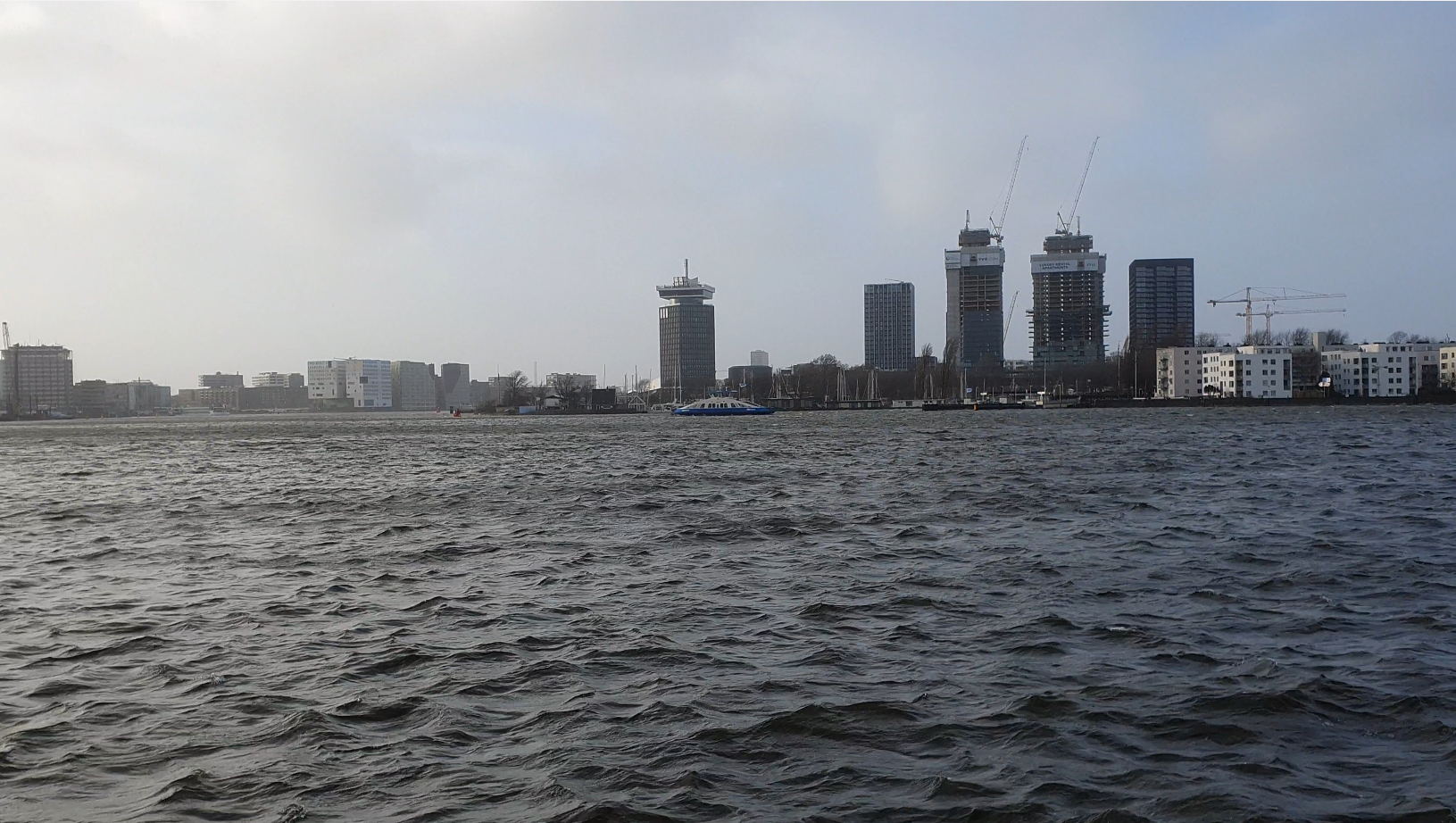 Storm aan het IJ, pont naar Noord, storm Eunice