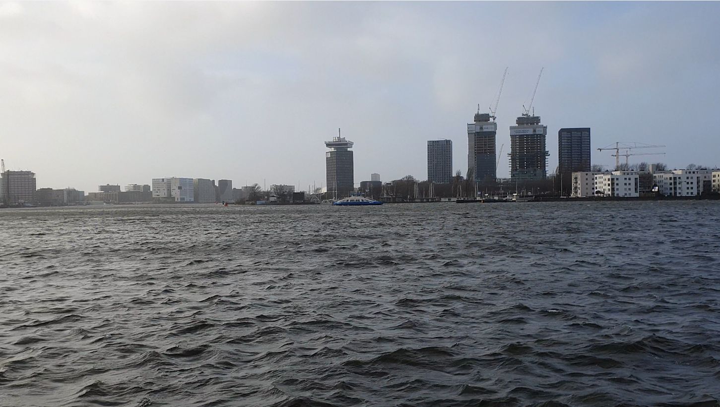 Storm aan het IJ, pont naar Noord, storm Eunice
