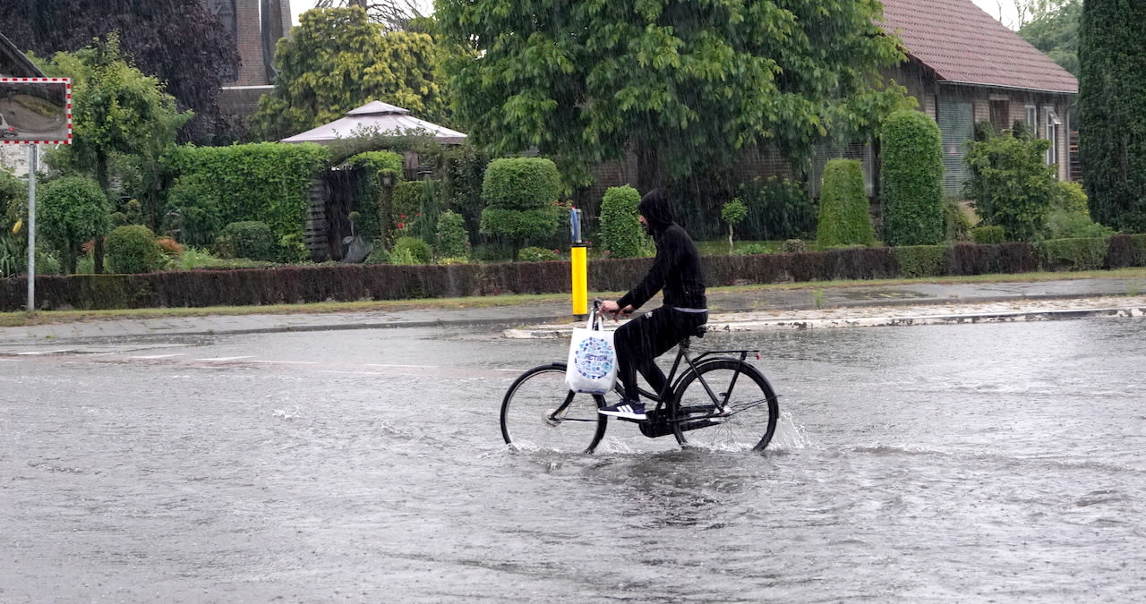 Wateroverlast door hevige regenval. Foto: Ben Saanen