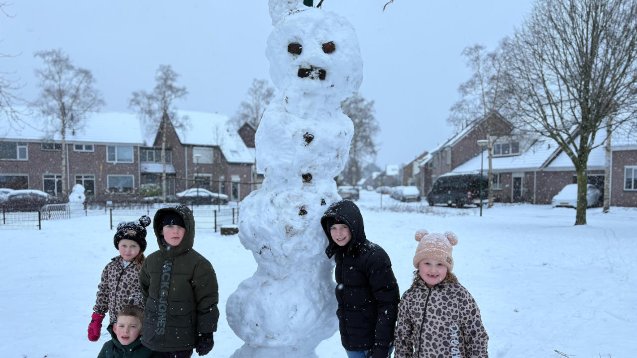 Met veel sneeuw kun je ook een grote sneeuwpop maken! Foto: Rian Verhoeven van der Hout